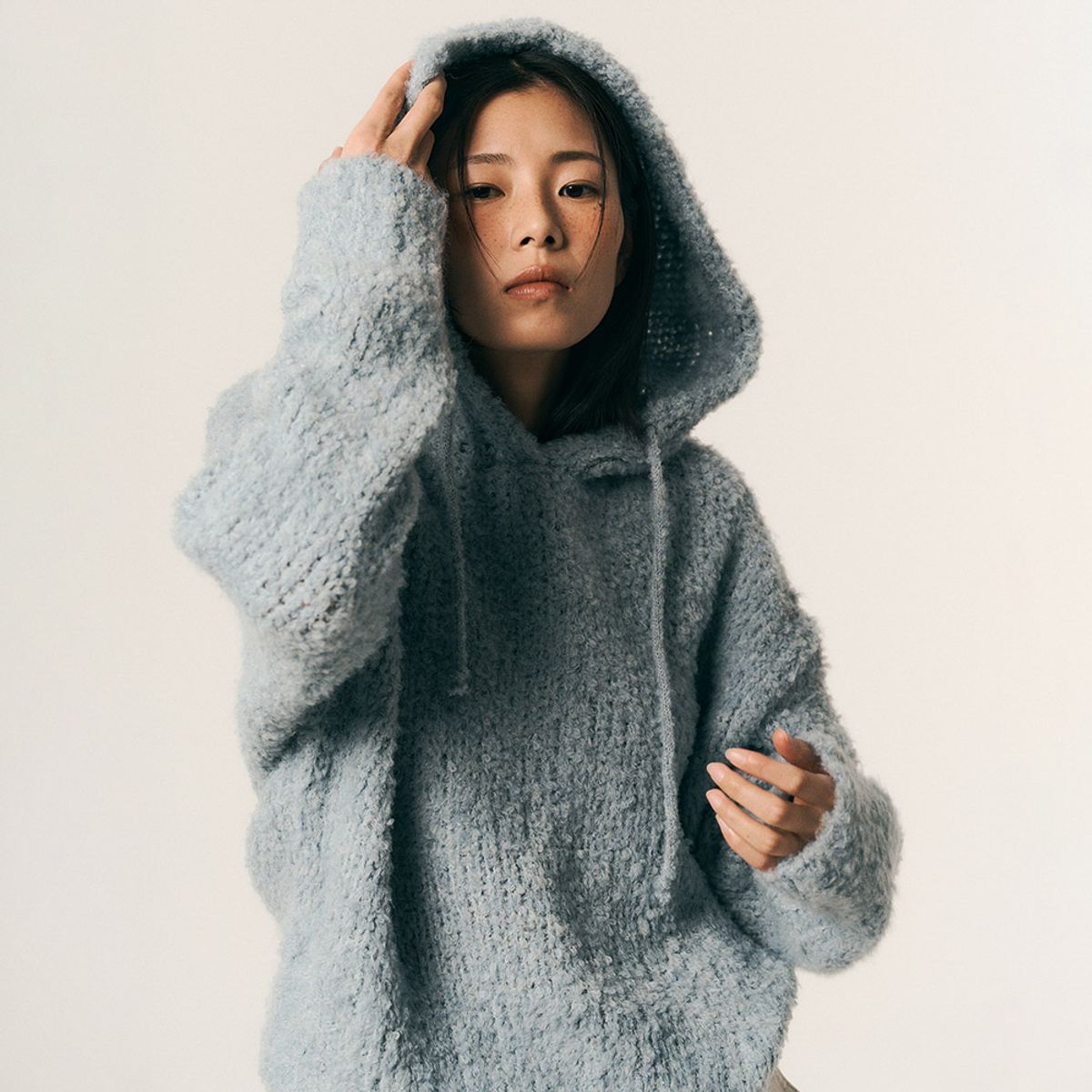 에이앤레이(AEIREI) AR_Fluffy hooded sweater_2color