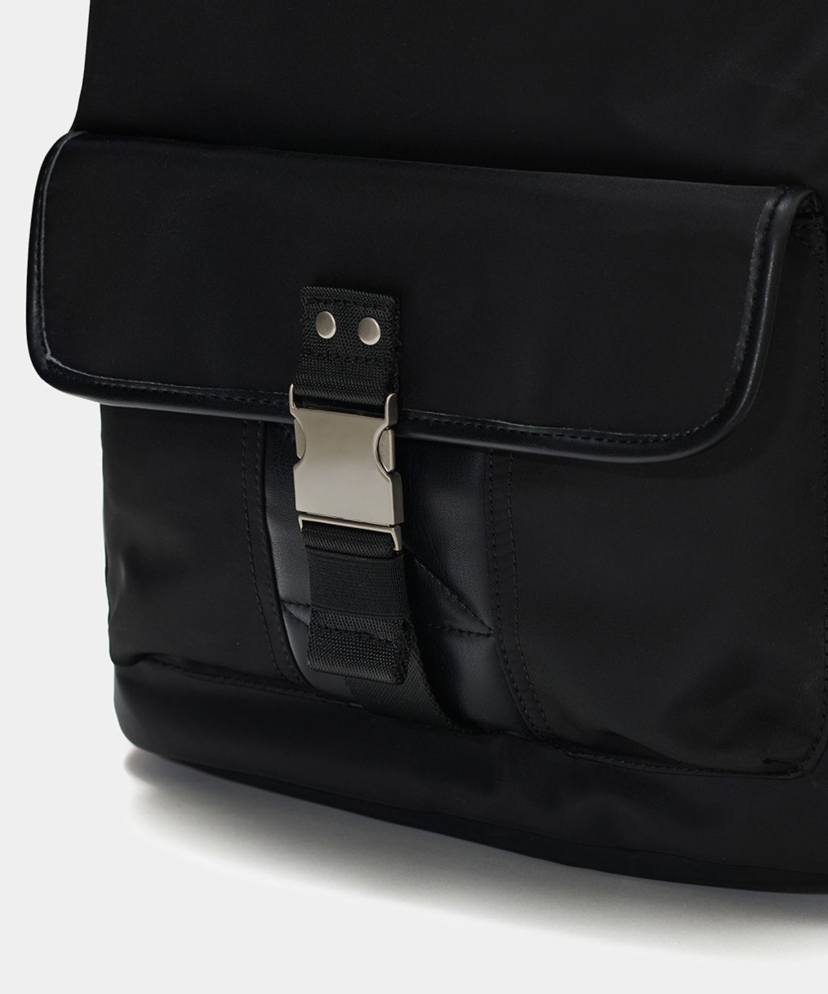 메종미네드(MAISON MINED) BUCKLE STRAP HOBO BACKPACK