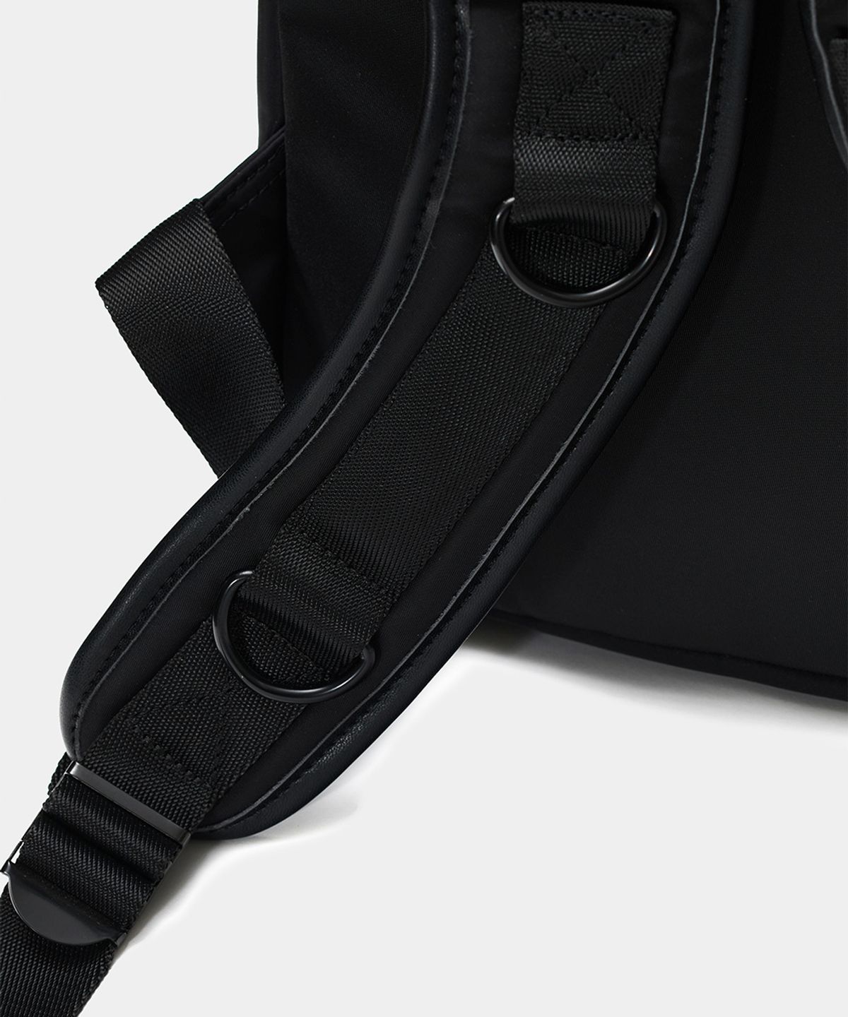 메종미네드(MAISON MINED) BUCKLE STRAP HOBO BACKPACK