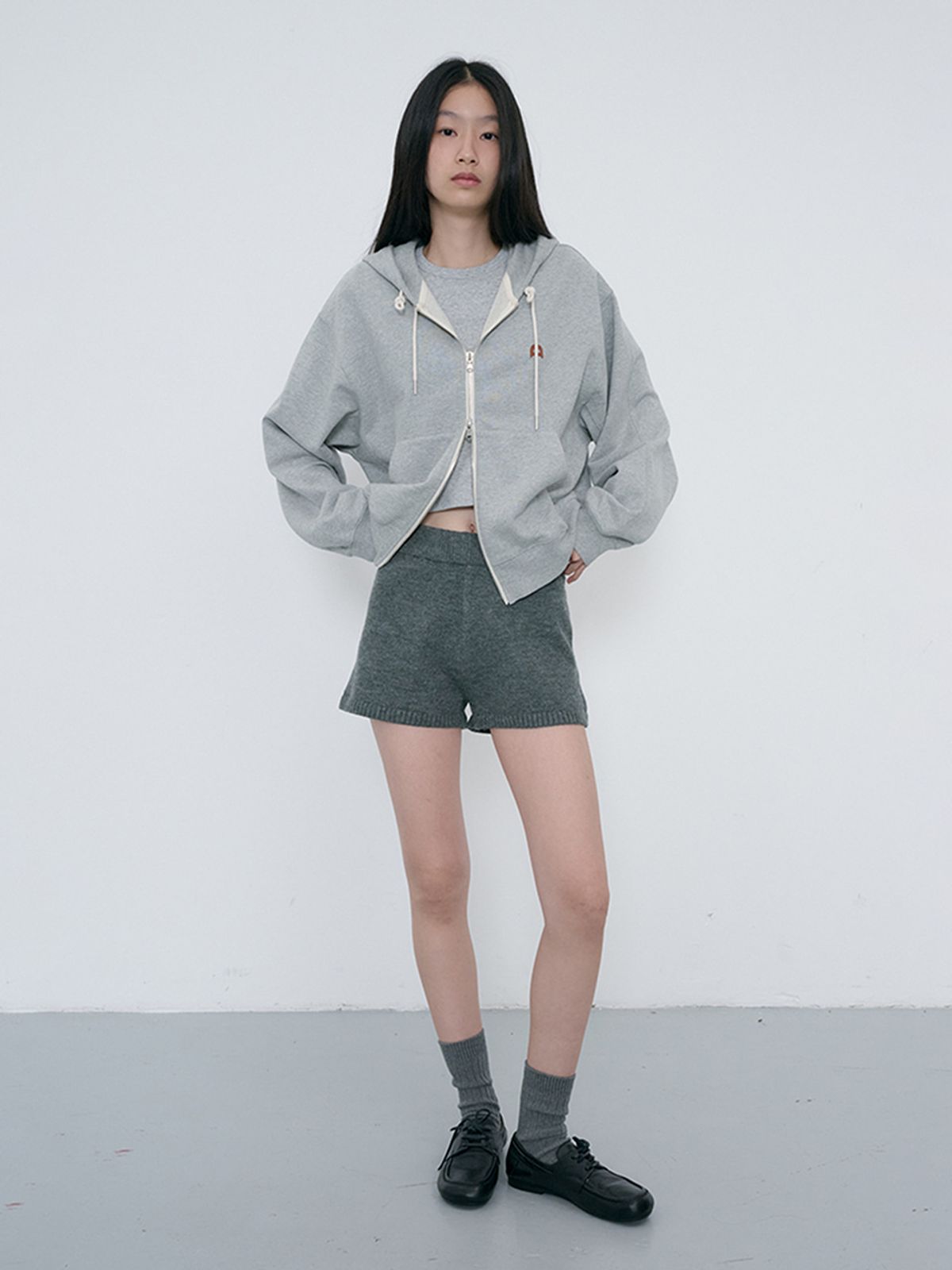 던스트(DUNST) UNISEX LEATHER LOGO ZIP-UP HOODIE_UDTS6C108_MELANGE GREY