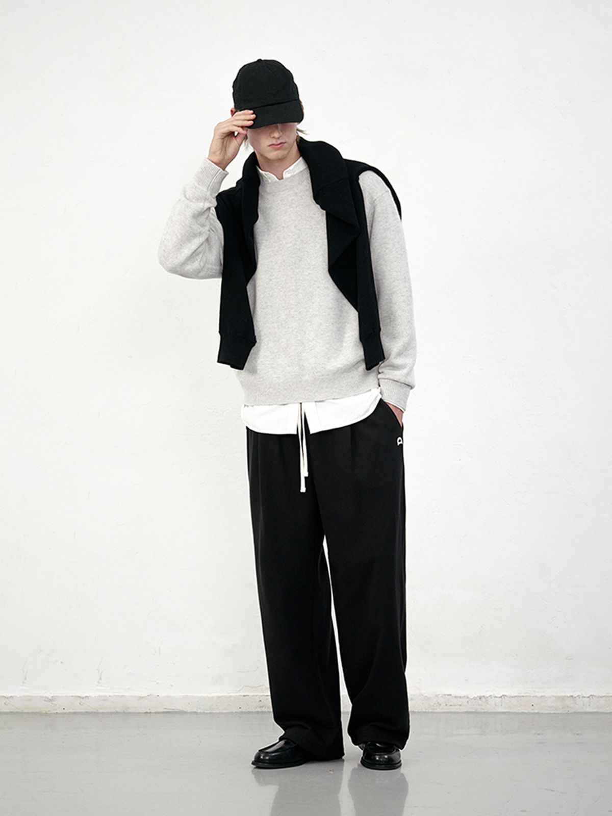 던스트 포 맨(DUNST FOR MEN) LEATHER LOGO WIDE SWEAT PANTS_UNISEX_UDPA6A102_BLACK