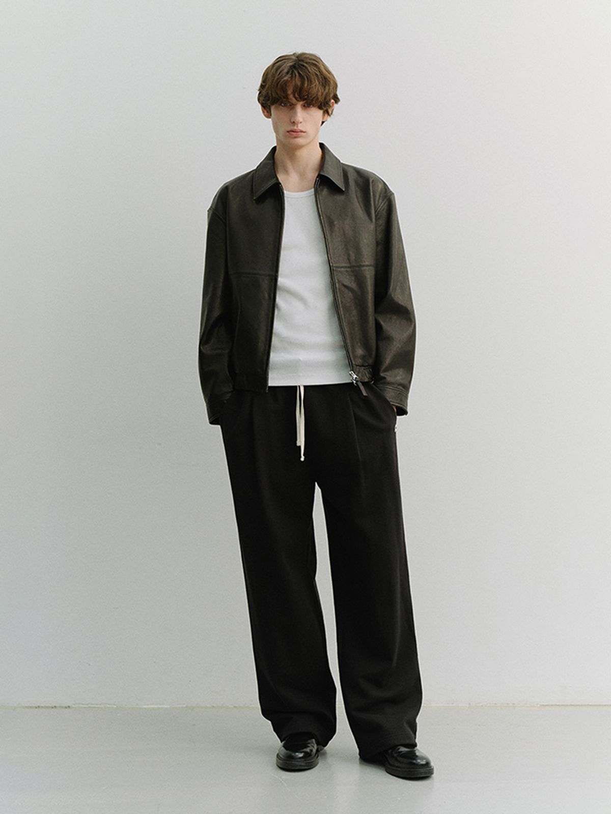 던스트 포 맨(DUNST FOR MEN) LEATHER LOGO WIDE SWEAT PANTS_UNISEX_UDPA6A102_BLACK