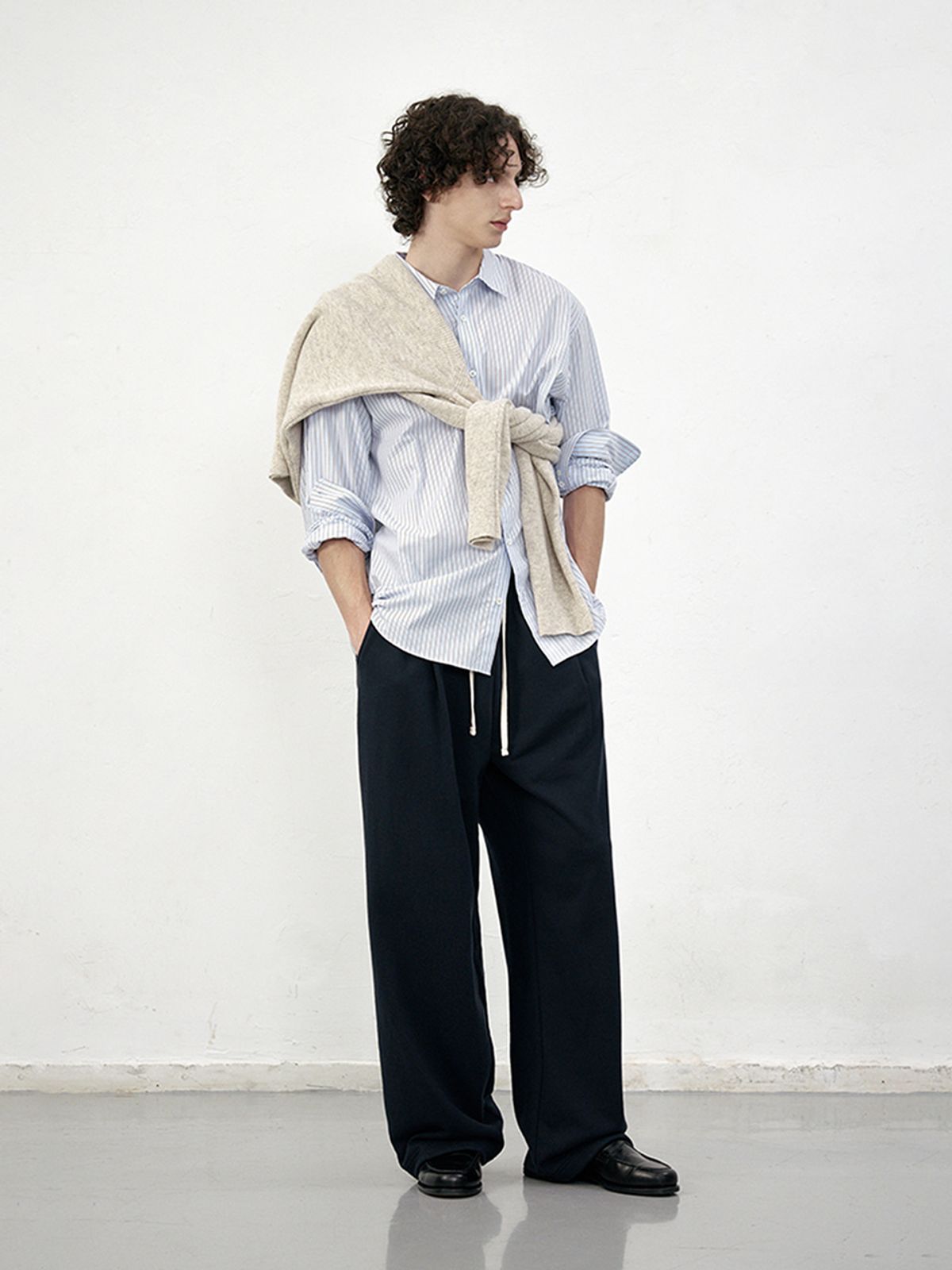 던스트 포 맨(DUNST FOR MEN) LEATHER LOGO WIDE SWEAT PANTS_UNISEX_UDPA6A102_FRENCH NAVY