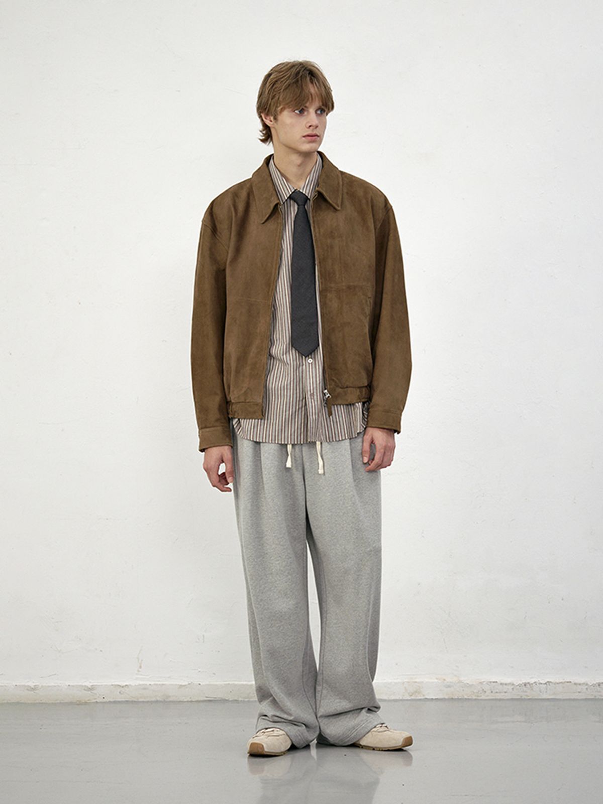 던스트 포 맨(DUNST FOR MEN) LEATHER LOGO WIDE SWEAT PANTS_UNISEX_UDPA6A102_MELANGE GREY