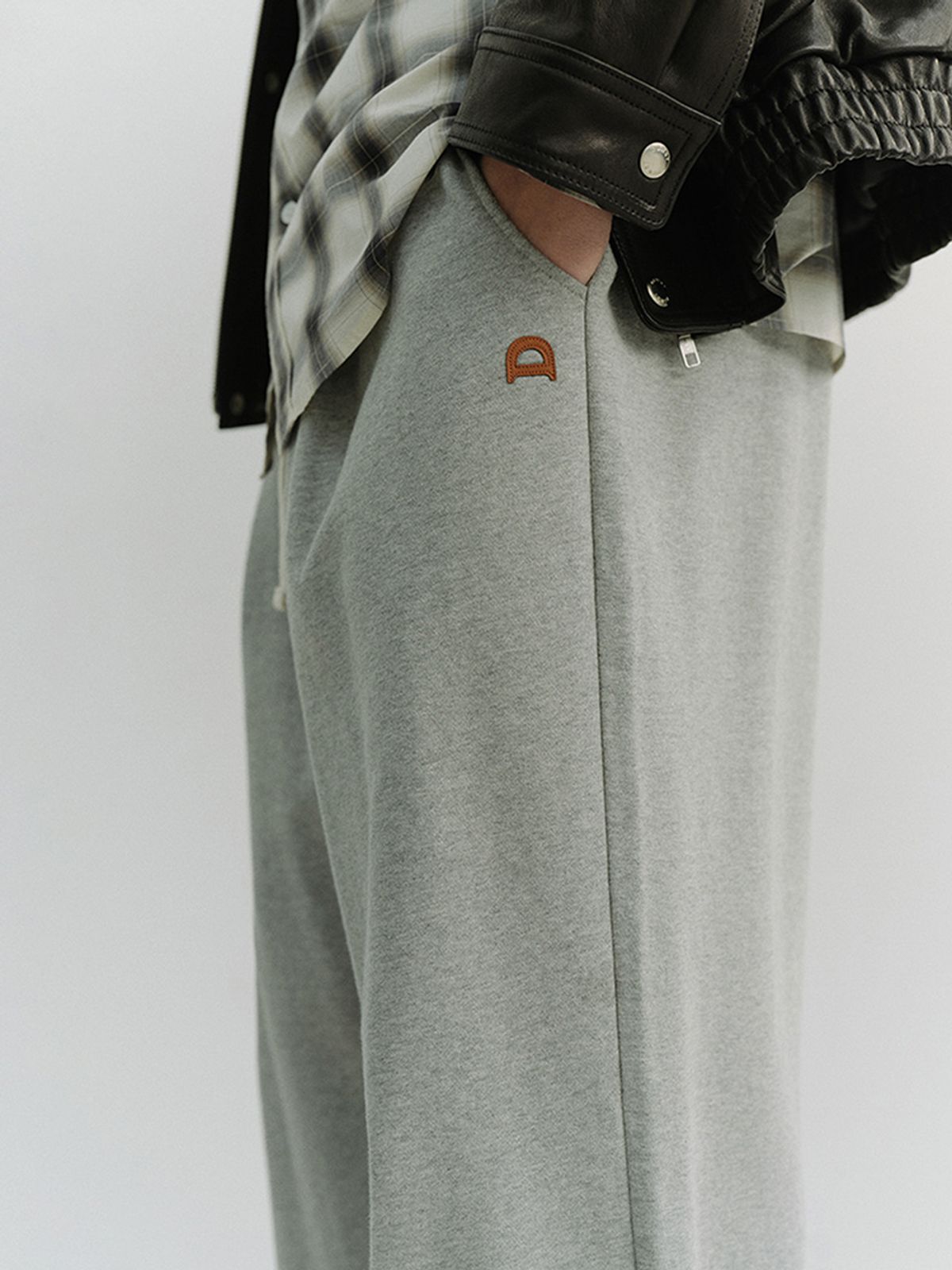 던스트 포 맨(DUNST FOR MEN) LEATHER LOGO WIDE SWEAT PANTS_UNISEX_UDPA6A102_MELANGE GREY