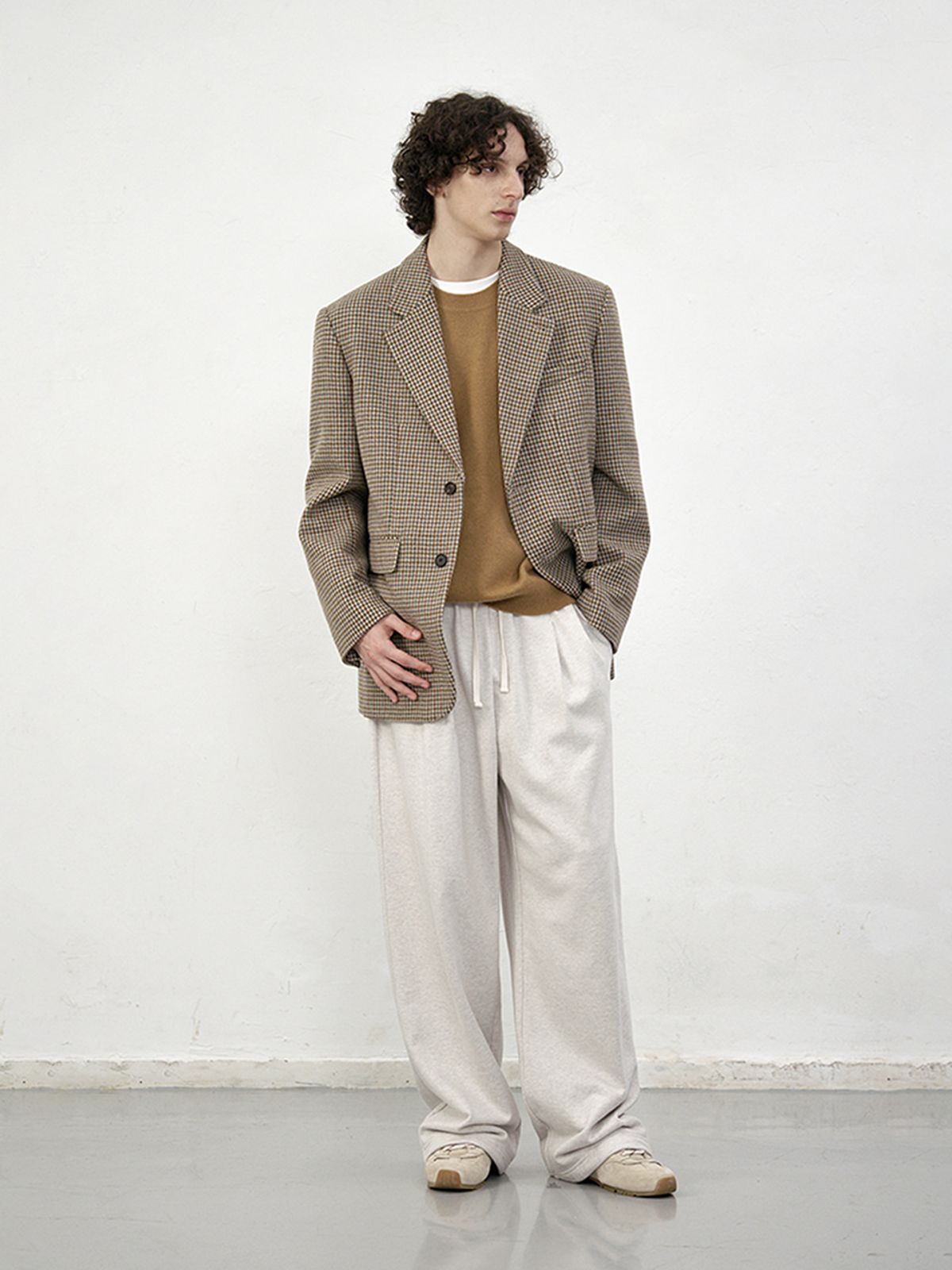 던스트 포 맨(DUNST FOR MEN) LEATHER LOGO WIDE SWEAT PANTS_UNISEX_UDPA6A102_OATMEAL MELANGE