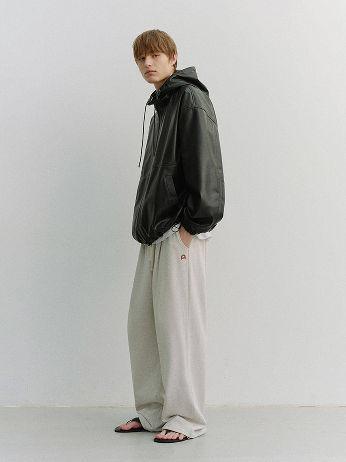 던스트 포 맨(DUNST FOR MEN) LEATHER LOGO WIDE SWEAT PANTS_UNISEX_UDPA6A102_OATMEAL MELANGE