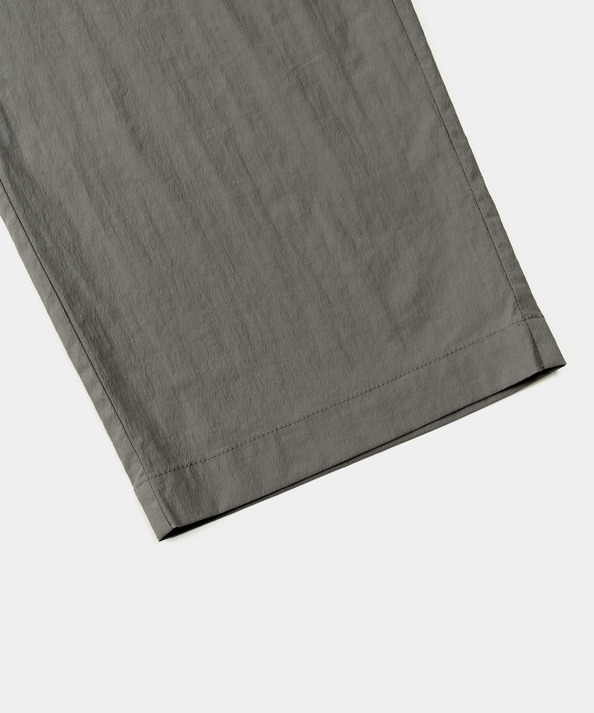 엑스컨테이너(EXCONTAINER) 핀턱 와이드 시어서커 팬츠 (CHARCOAL)