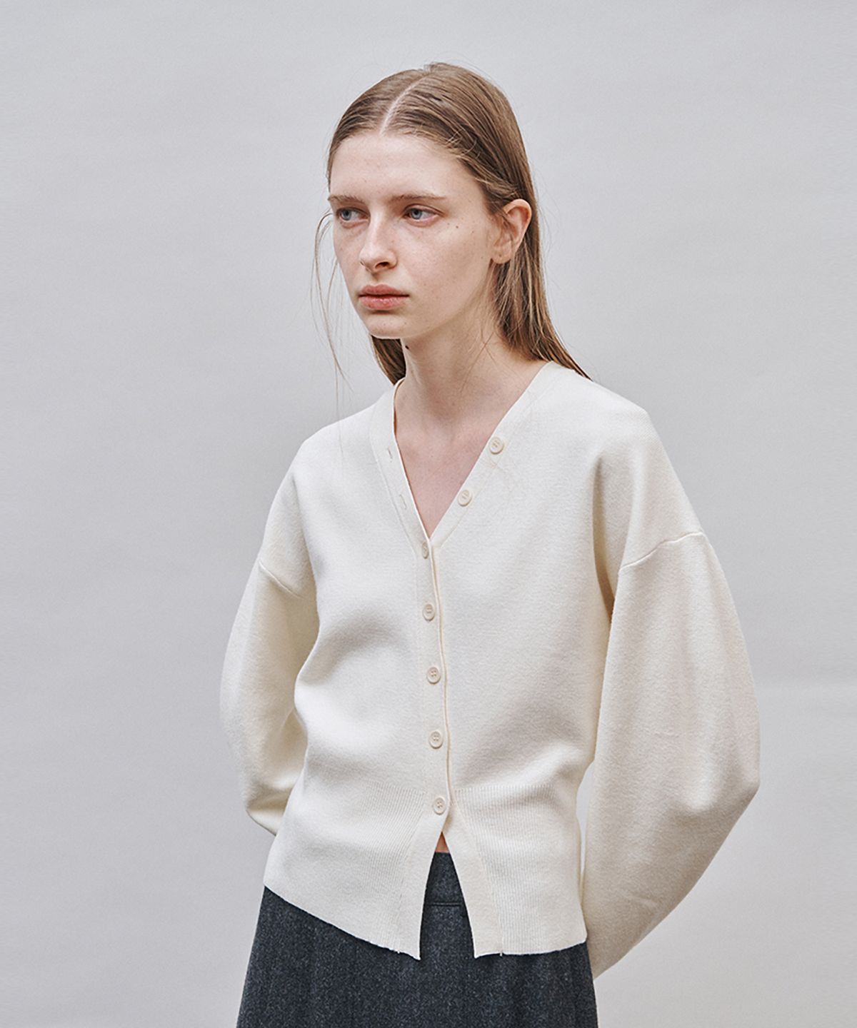 아위(AHWE) V-Neck Cardigan_IVORY