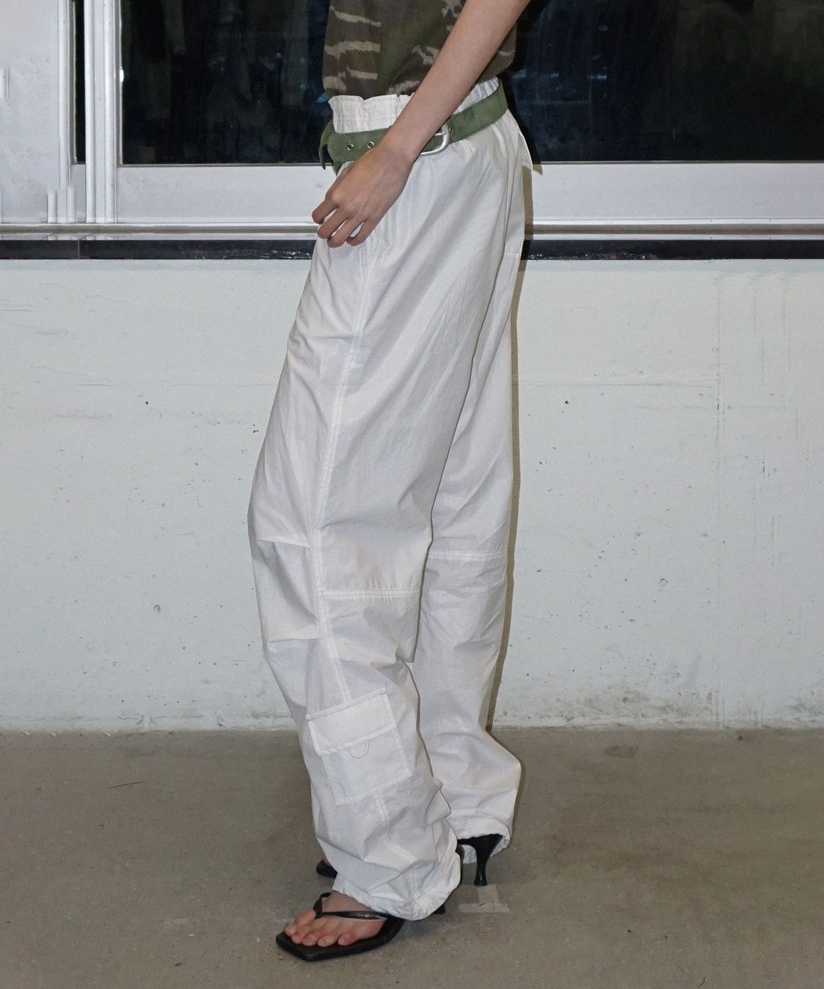 스컬프터(SCULPTOR) Glossy Parachute Pants Ivory