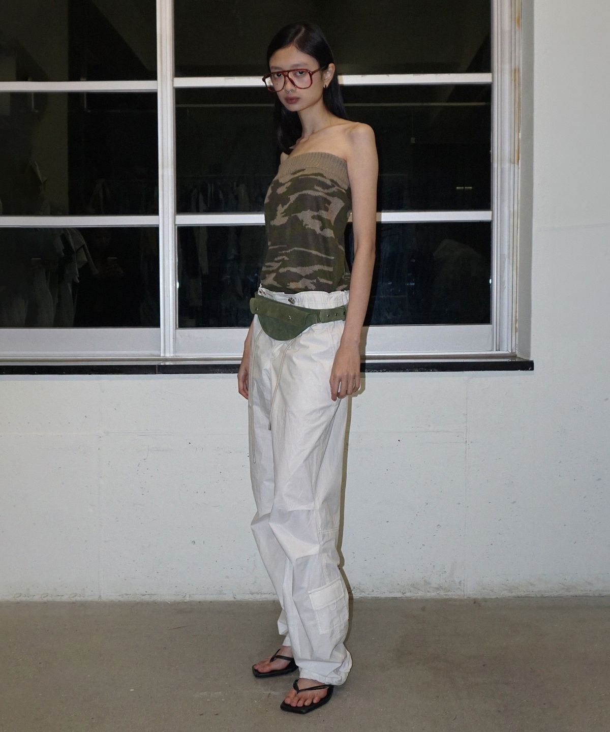 스컬프터(SCULPTOR) Glossy Parachute Pants Ivory
