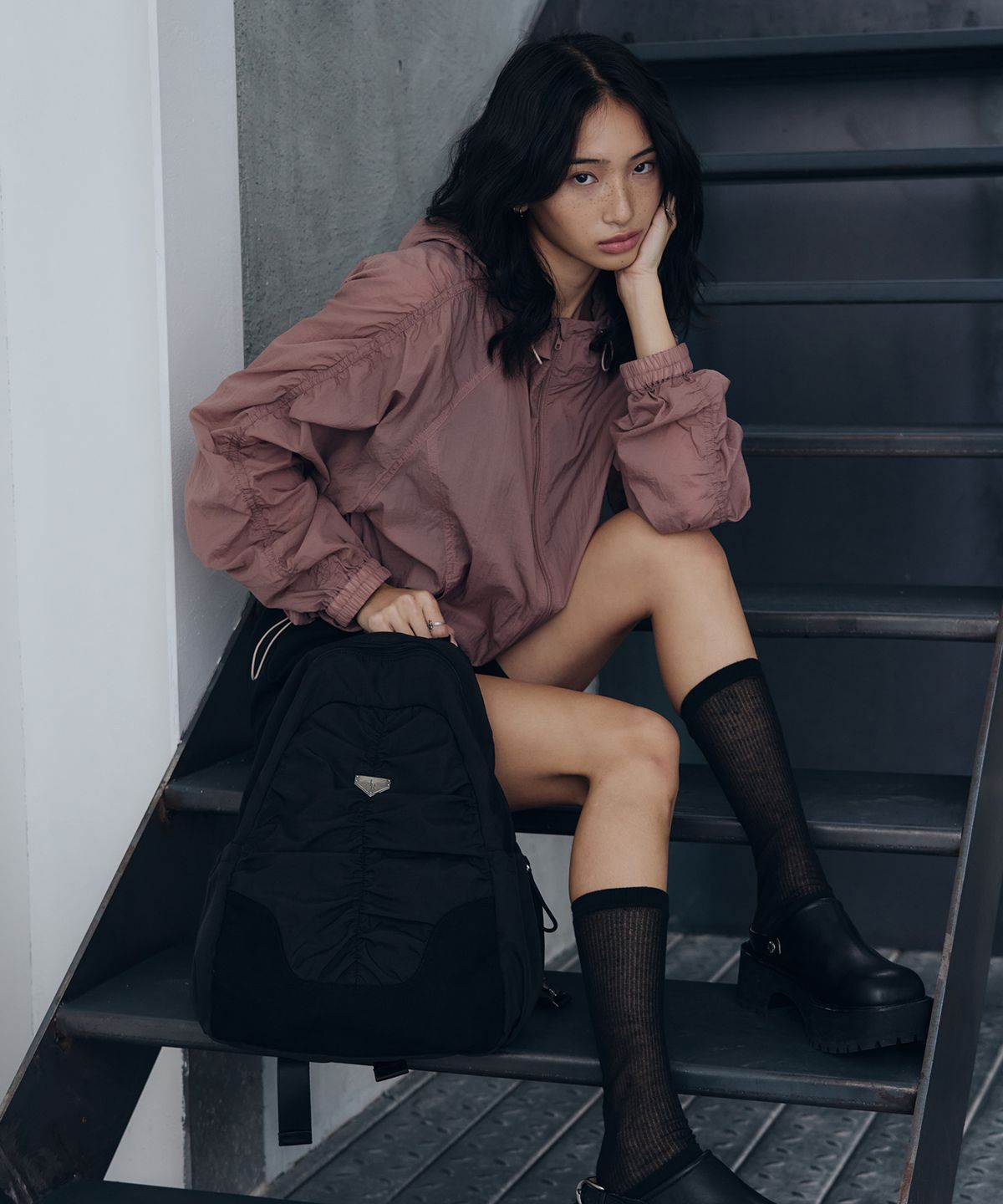 레더리(LEATHERY) 드레이퍼리 포드 백팩 [BLACK]