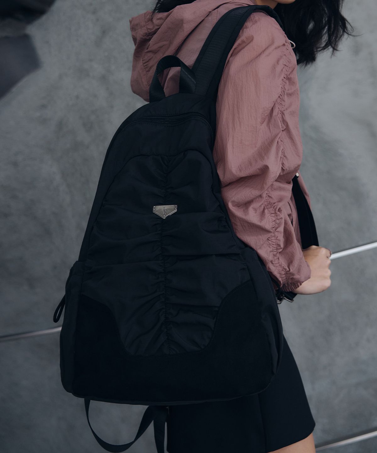 레더리(LEATHERY) 드레이퍼리 포드 백팩 [BLACK]