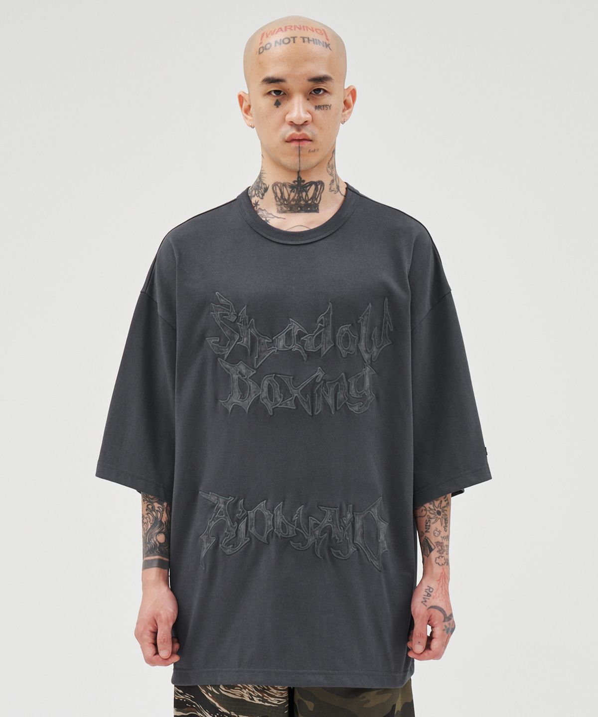 아조바이아조(AJOBYAJO) Shadow Boxing Applique T-Shirt [CHARCOAL]