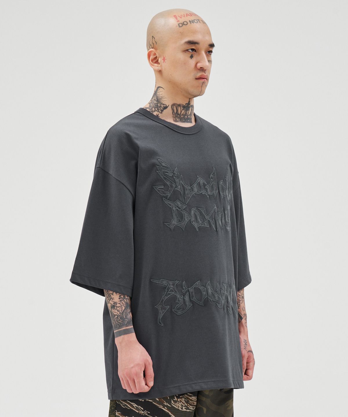 아조바이아조(AJOBYAJO) Shadow Boxing Applique T-Shirt [CHARCOAL]