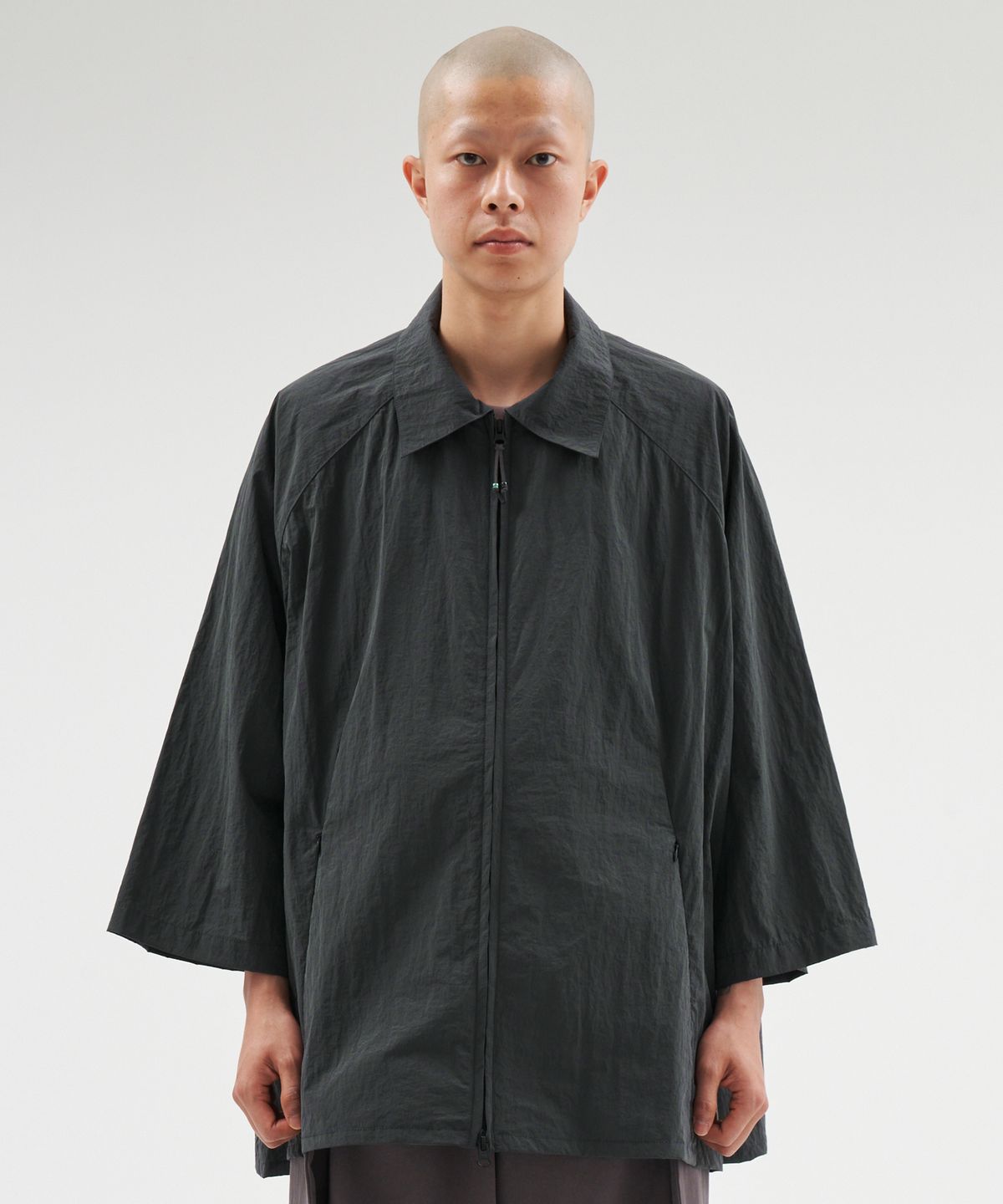아조바이아조(AJOBYAJO) Nylon Cape Shirt [CHARCOAL]
