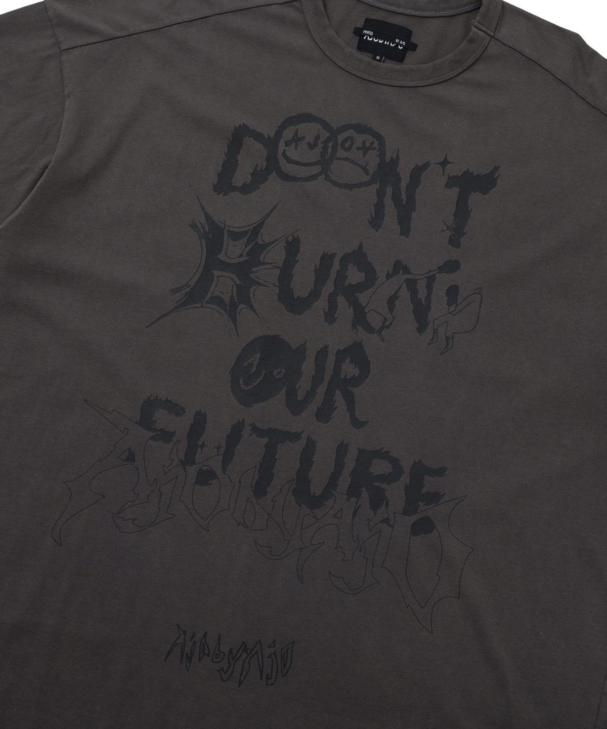 아조바이아조(AJOBYAJO) [PBA] DBOF Collage T-Shirt [CHARCOAL]