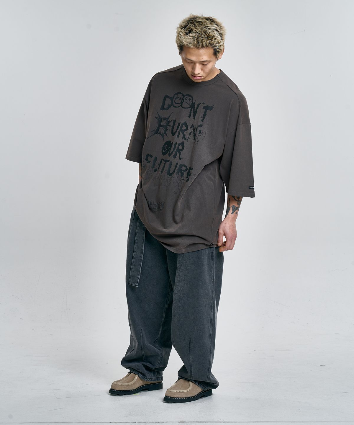 아조바이아조(AJOBYAJO) [PBA] DBOF Collage T-Shirt [CHARCOAL]