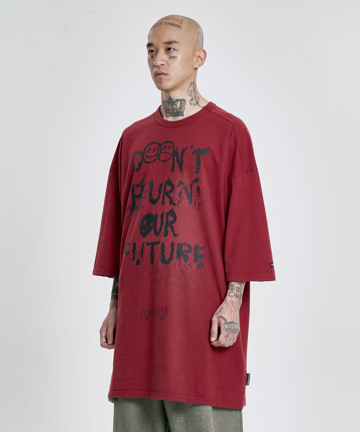 아조바이아조(AJOBYAJO) [PBA] DBOF Collage T-Shirt [BURGUNDY]