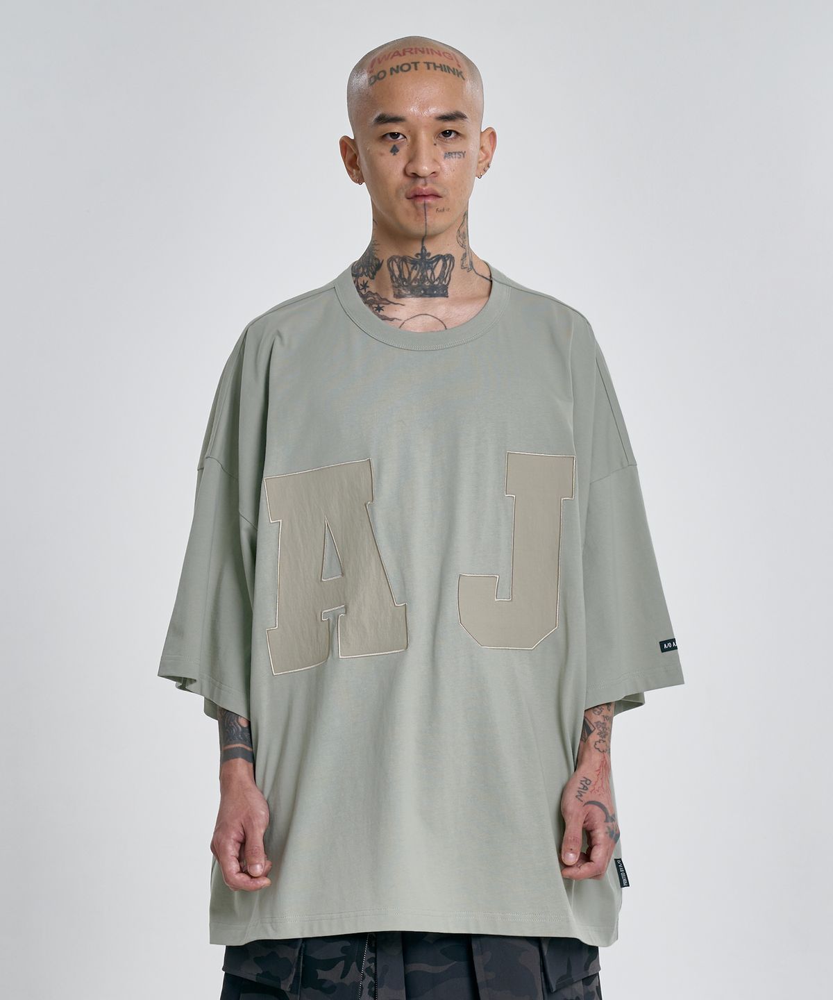 아조바이아조(AJOBYAJO) [PBA] AJ Nylon Applique T-shirt [LIGHT GREY]