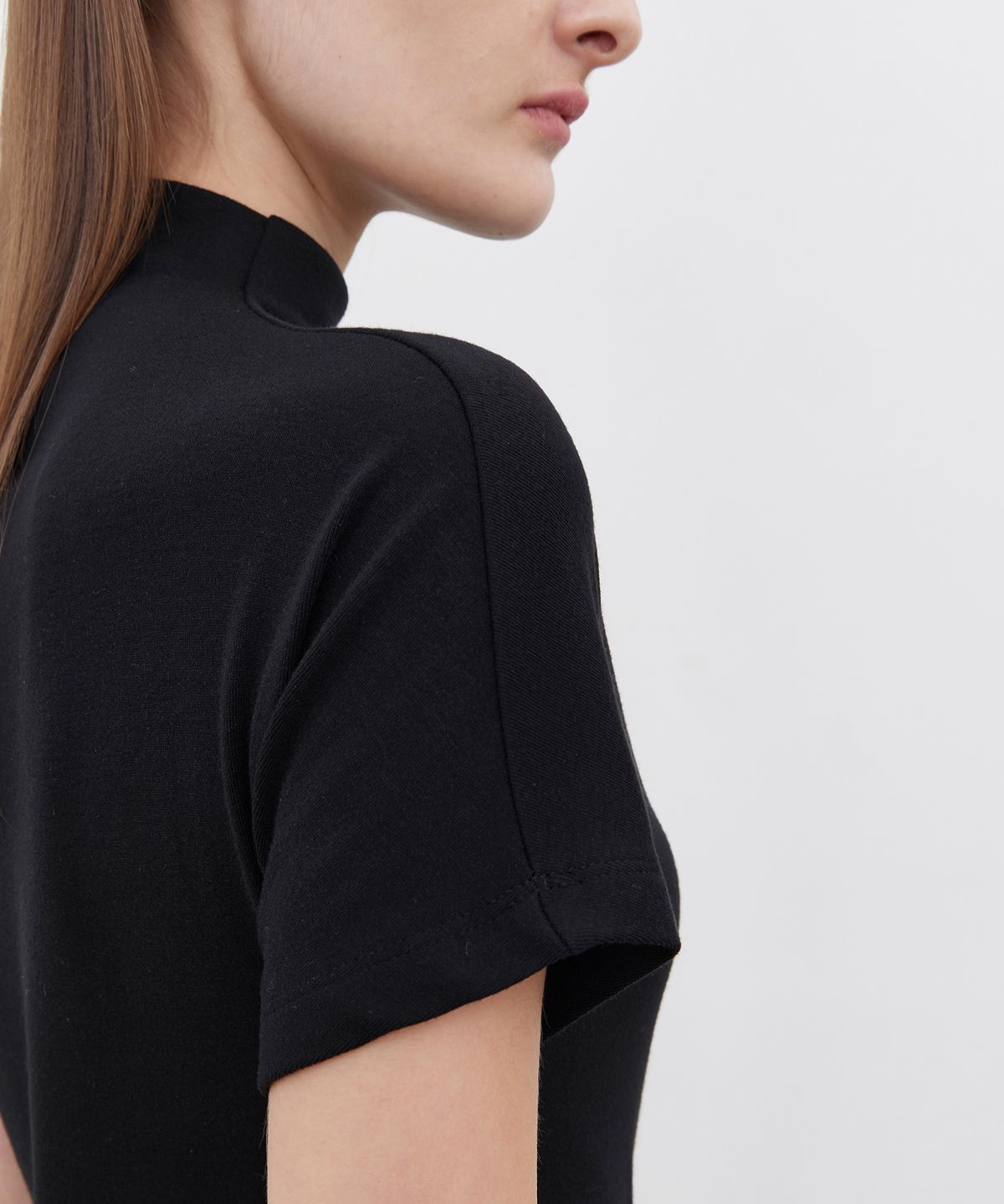 노티아(NOTIA) TURTLE NECK HALF SLEEVE T-SHIRTS - BLACK