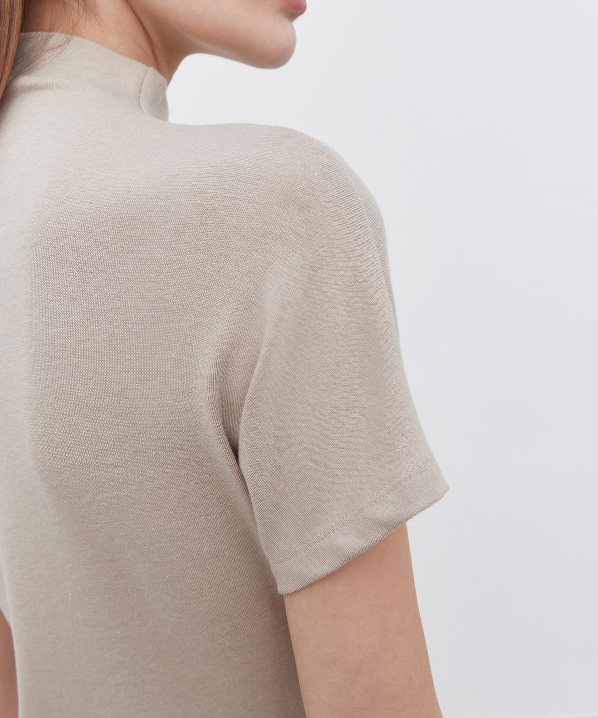 노티아(NOTIA) TURTLE NECK HALF SLEEVE T-SHIRTS - BEIGE