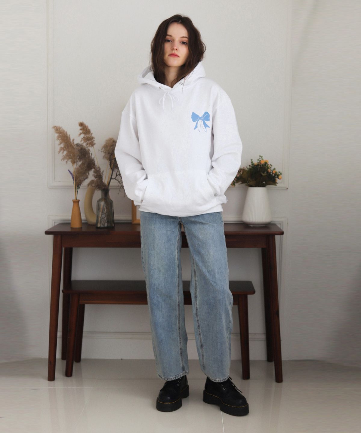 보늬(BONIEE) [기모 선택] 백 리본 그래픽(Back Ribbon Graphic) 백프린팅 오버 후드 티셔츠 화이트