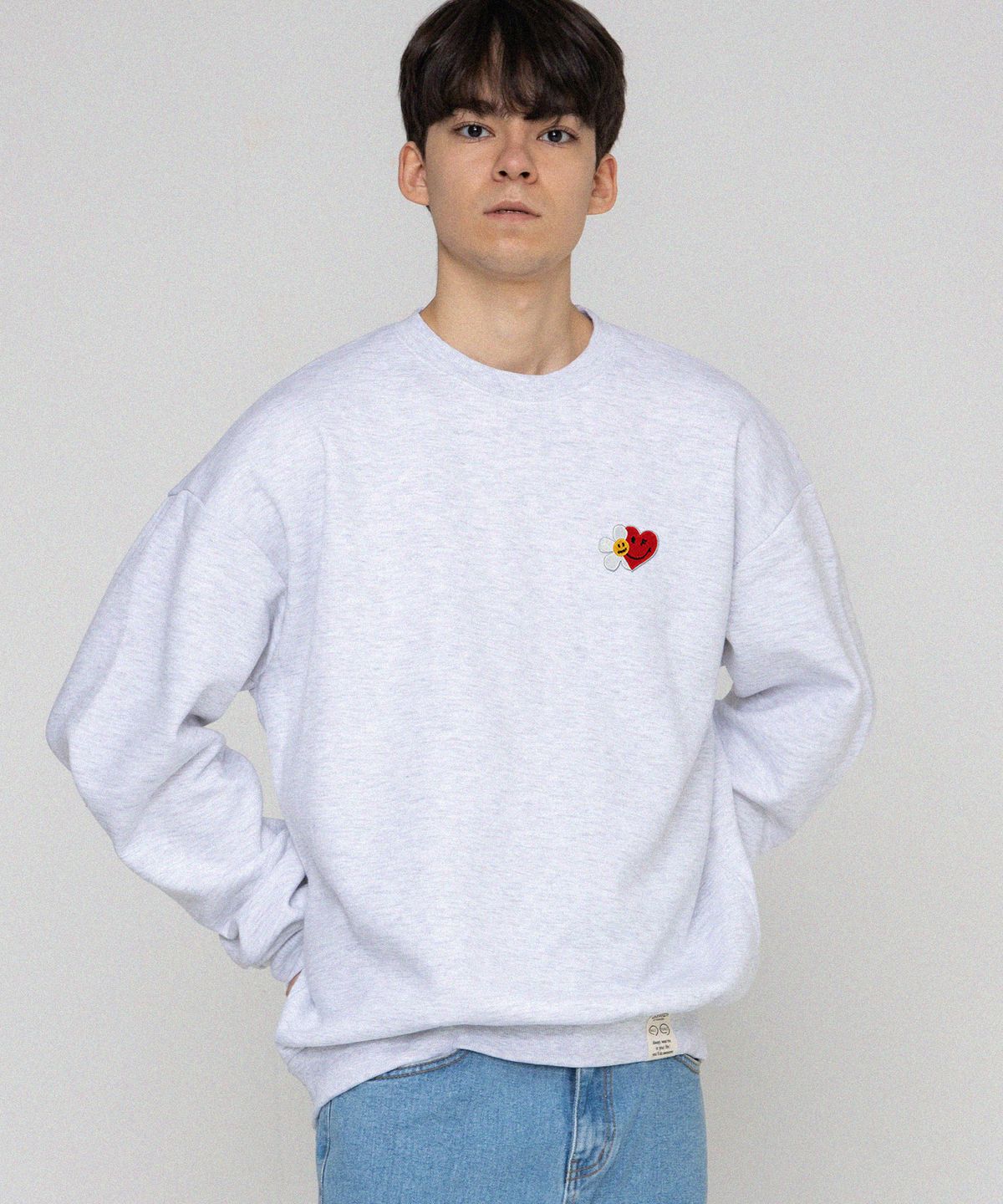 그레이버(GRAVER) [UNISEX]플라워 하트 하프스마일 자수 맨투맨_멜란지화이트