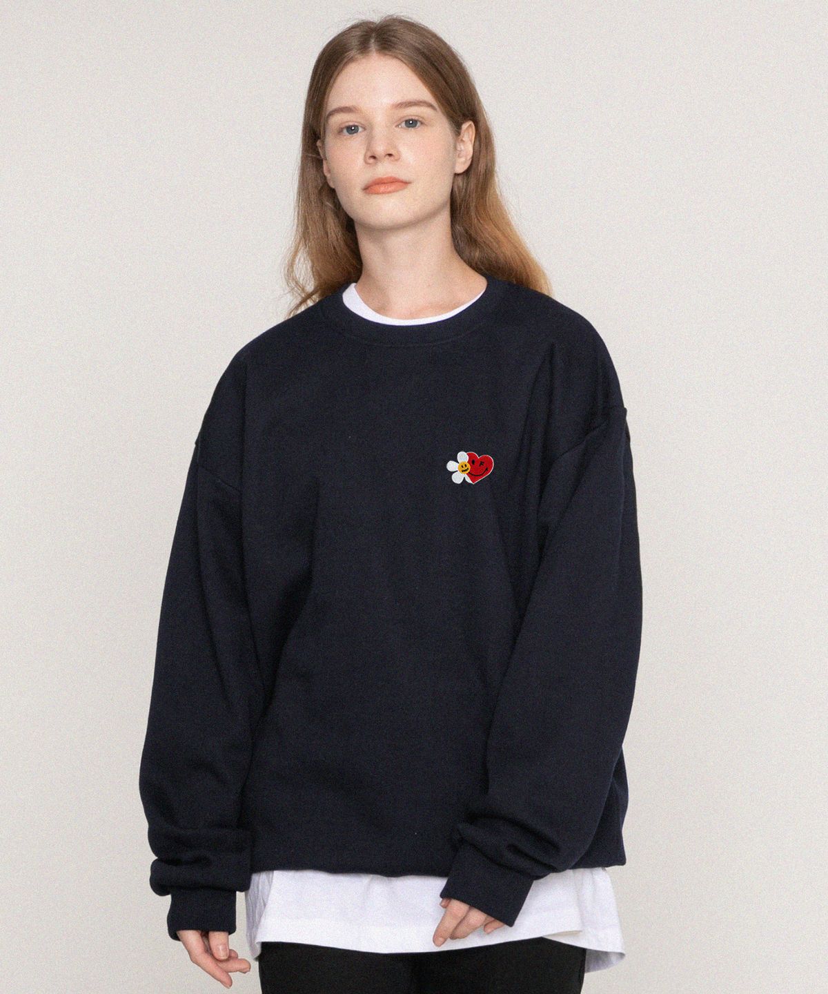 그레이버(GRAVER) [UNISEX]플라워 하트 하프스마일 자수 맨투맨_네이비
