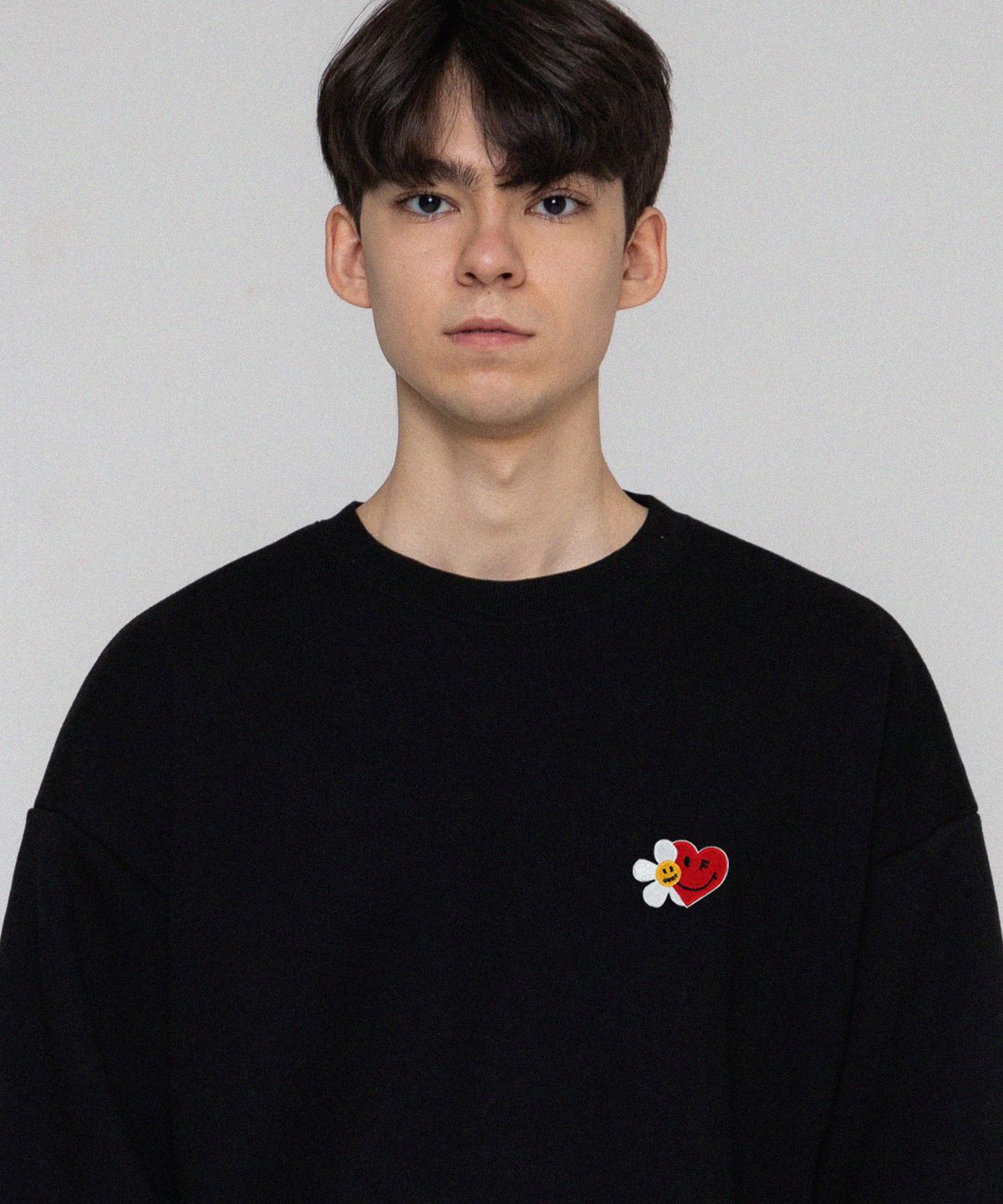 그레이버(GRAVER) [UNISEX]플라워 하트 하프스마일 자수 맨투맨_블랙