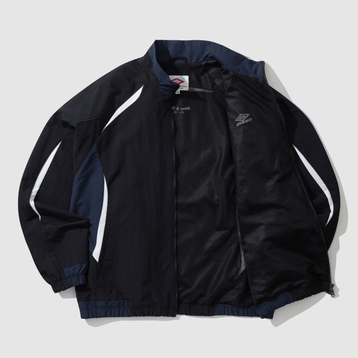 엄브로(UMBRO) HBL CELEB 스탠넥 바람막이 웜업 자켓 블랙(UP121CJK24)