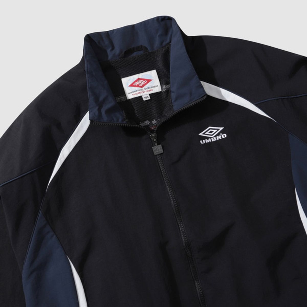 엄브로(UMBRO) HBL CELEB 스탠넥 바람막이 웜업 자켓 블랙(UP121CJK24)