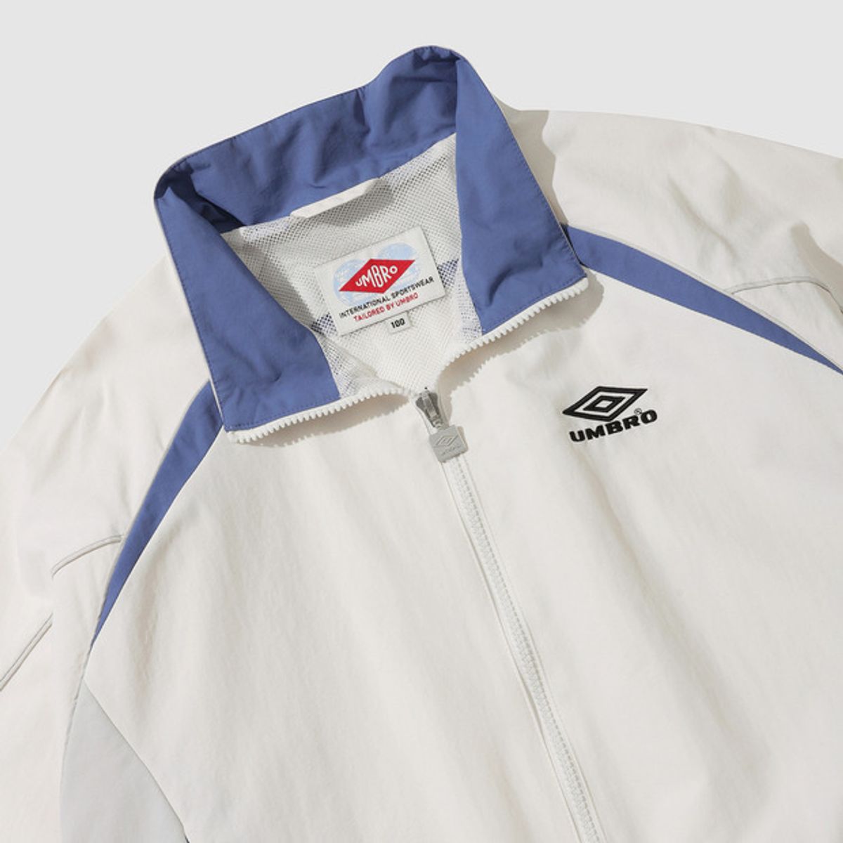 엄브로(UMBRO) HBL CELEB 스탠넥 바람막이 웜업 자켓 스위트콘(UP121CJK24)