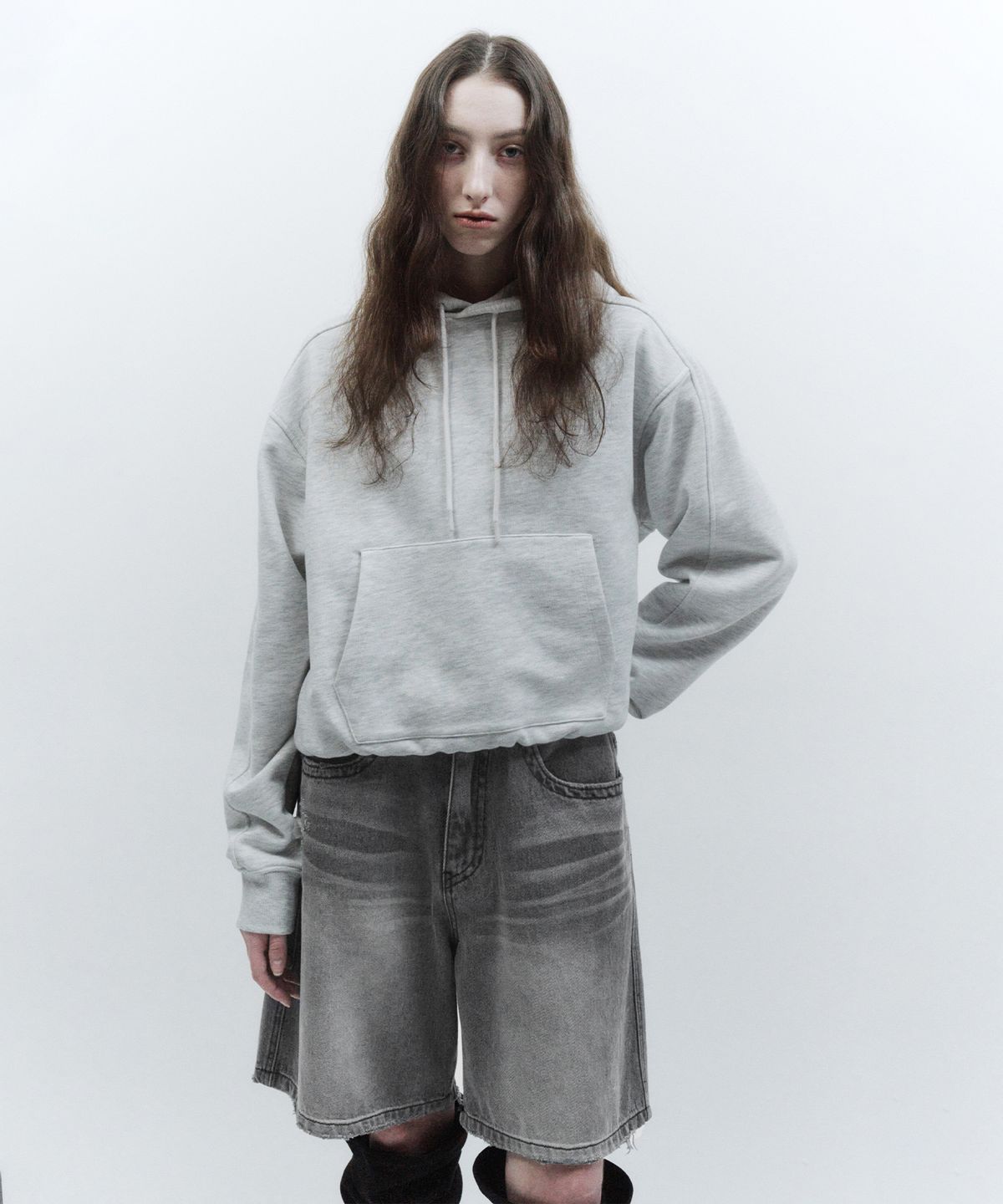 인사일런스 우먼(INSILENCE WOMEN) 스노우 워시드 크롭 후디 MELANGE GREY