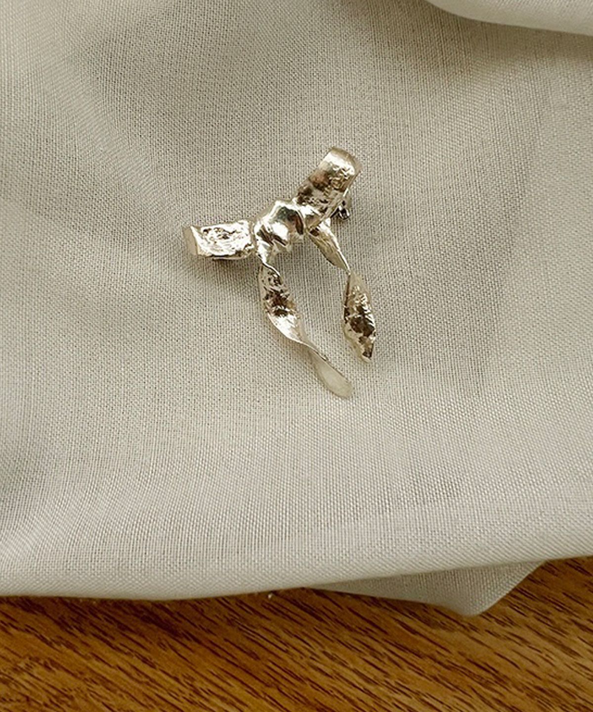 누아보(NUAVO) Classy ribbon brooch