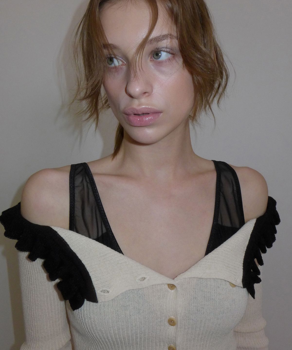 오버듀플레어(OVERDUEFLAIR) OFF-SHOULDER FRILLED CARDIGAN_OATMEAL