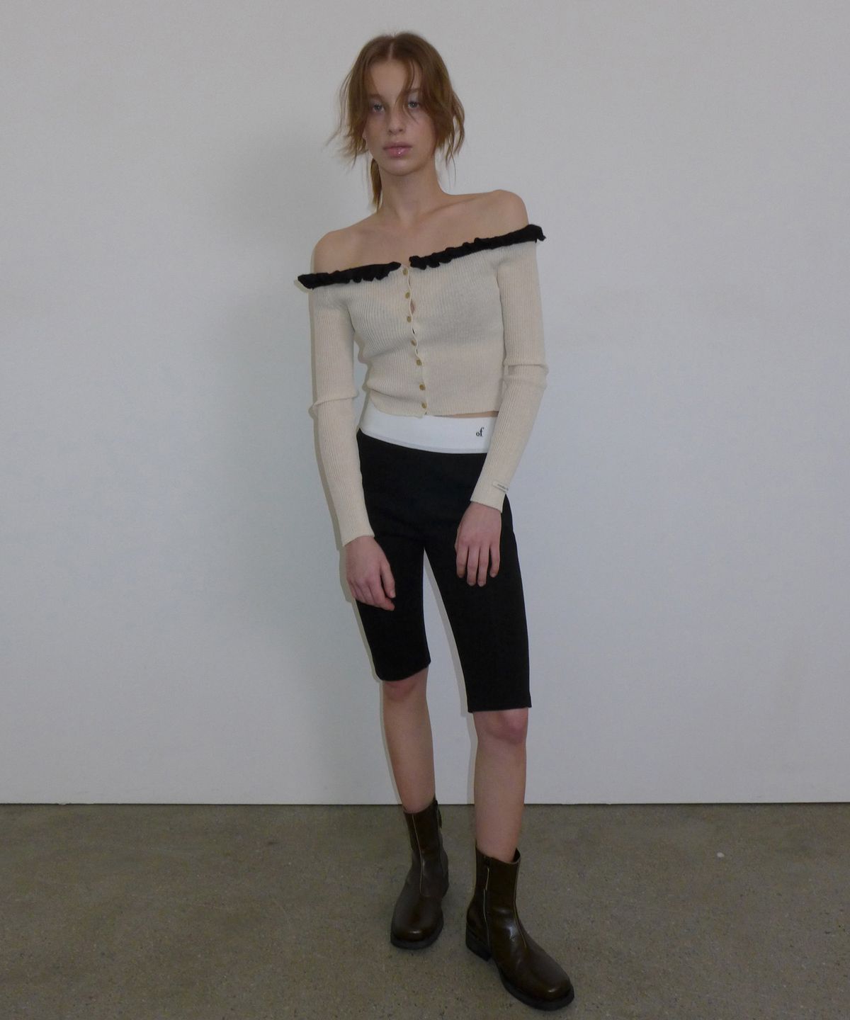 오버듀플레어(OVERDUEFLAIR) OFF-SHOULDER FRILLED CARDIGAN_OATMEAL