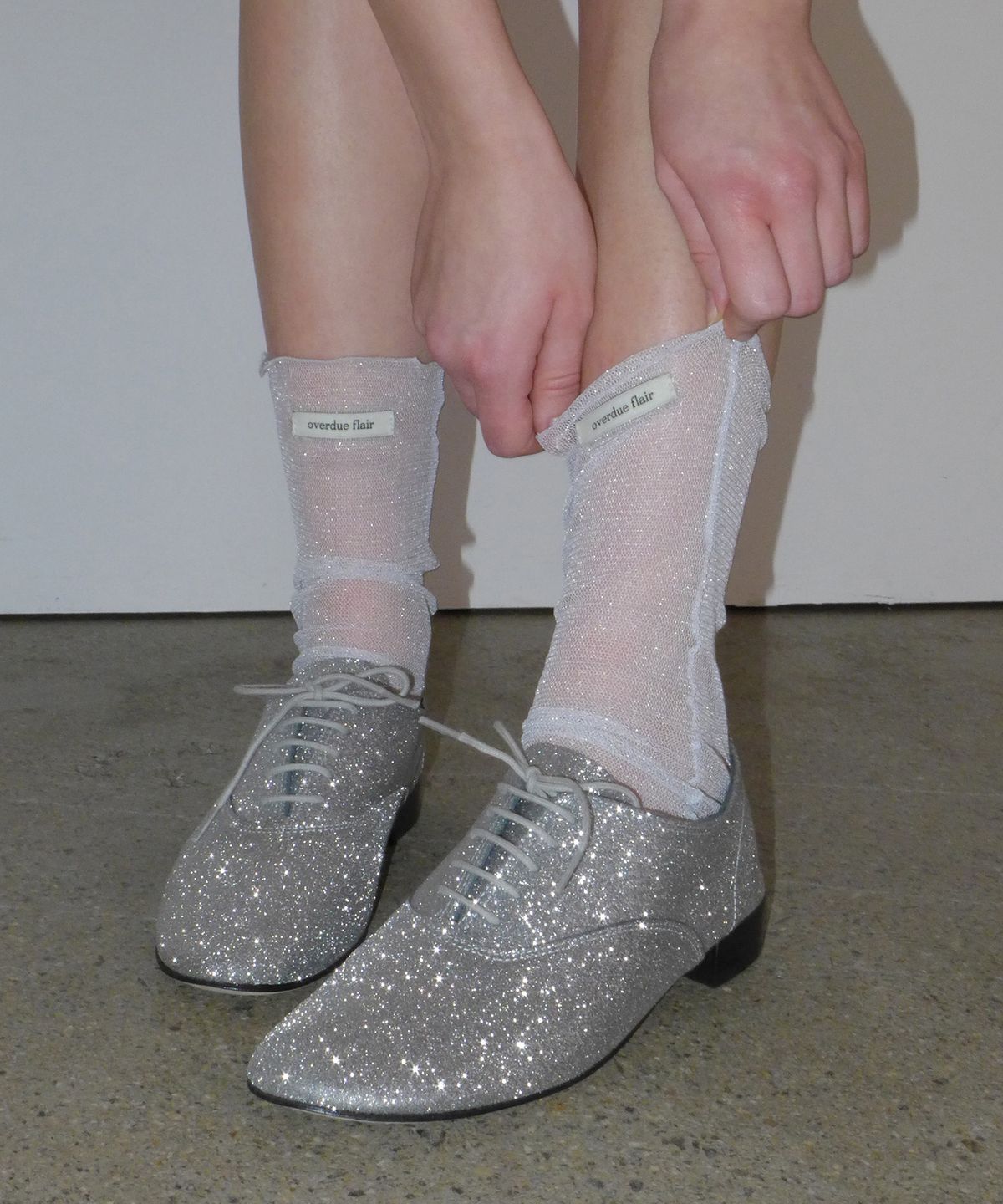 오버듀플레어(OVERDUEFLAIR) GLITTER MESH SOCKS_SILVER