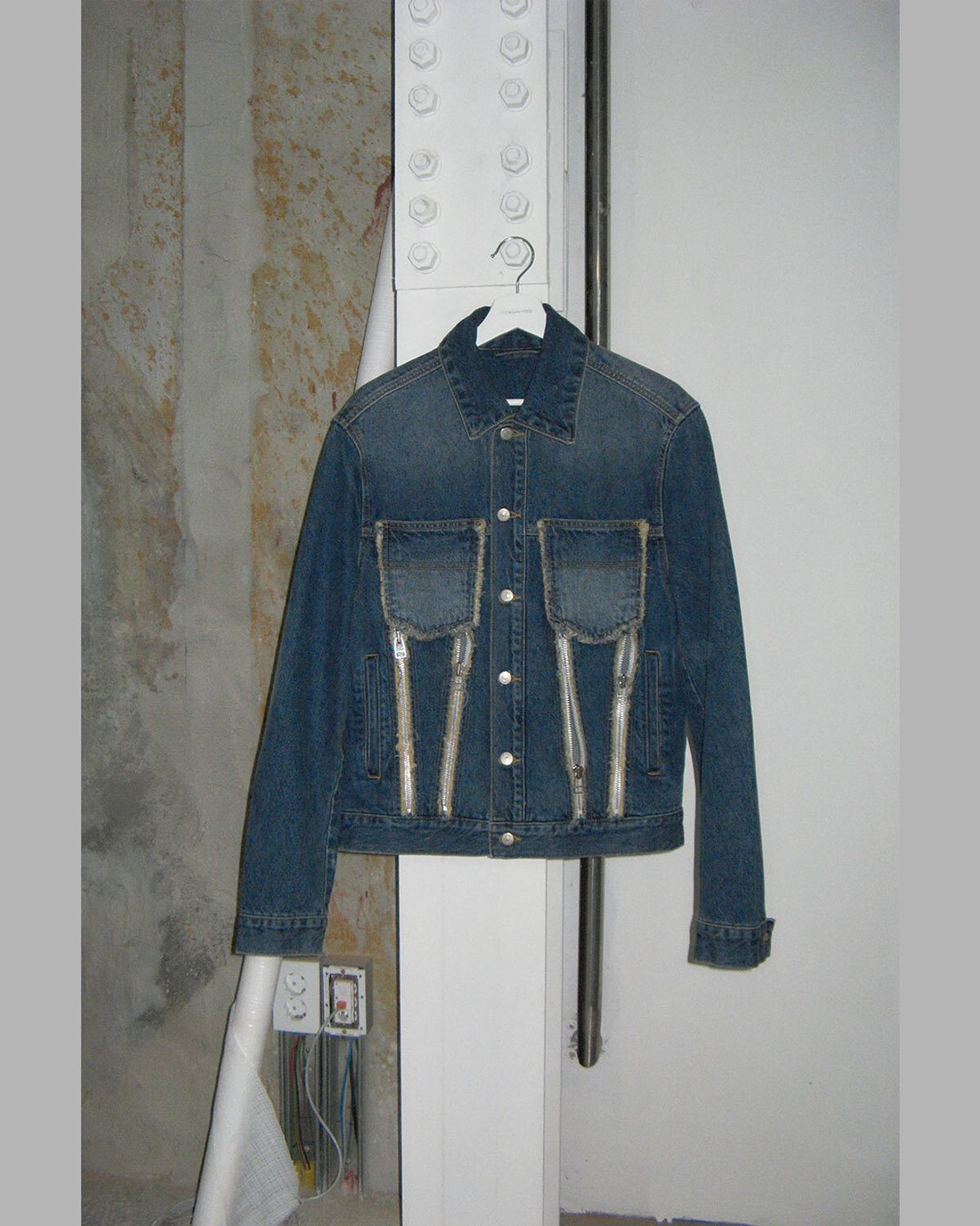 더뮤지엄비지터(THEMUSEUMVISITOR) SPRAYED DENIM JACKET (LIGHT BLUE)