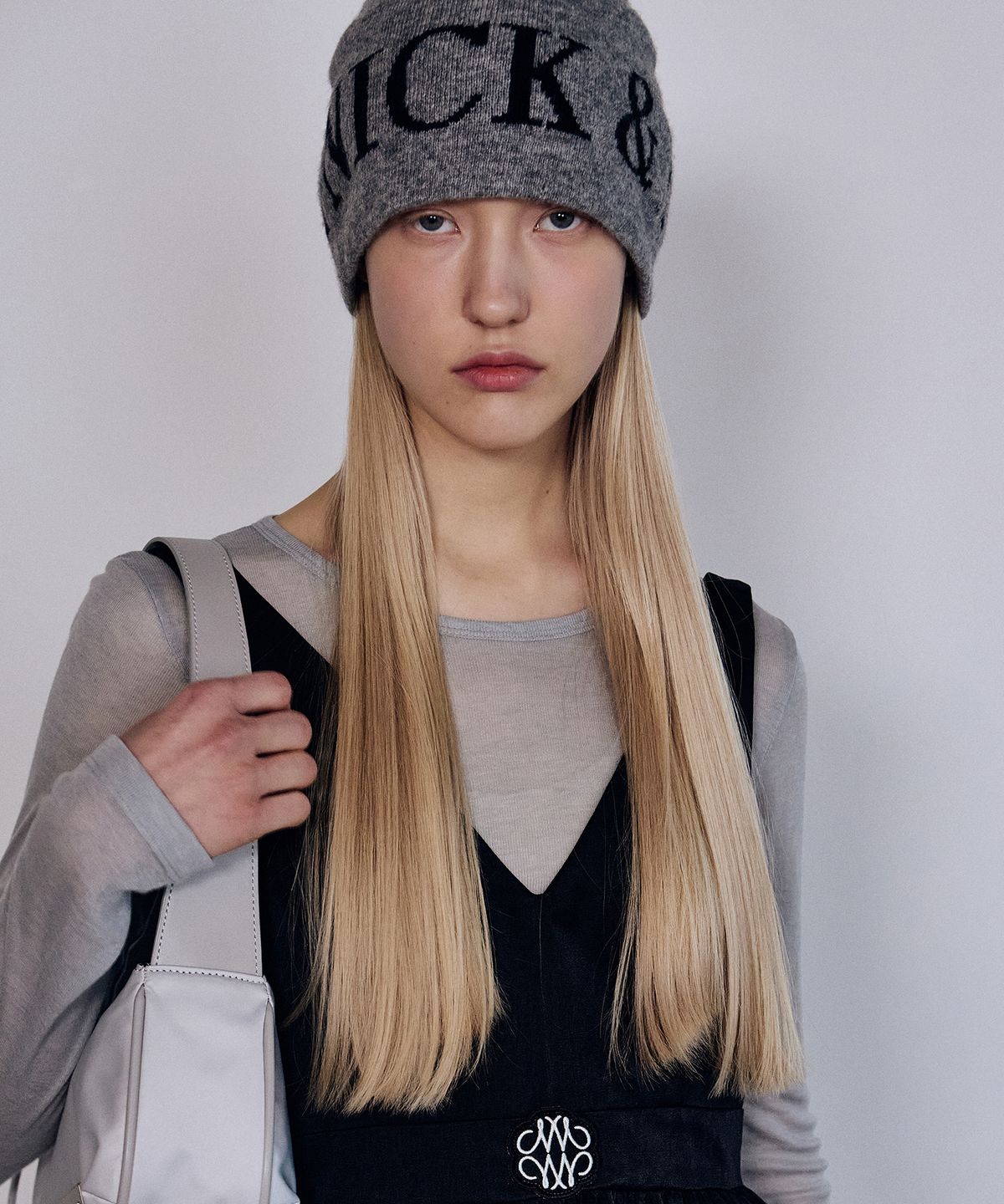 닉앤니콜(NICK&NICOLE) CASHMERE LETTERING JAQUARD BEANIE_GRAY