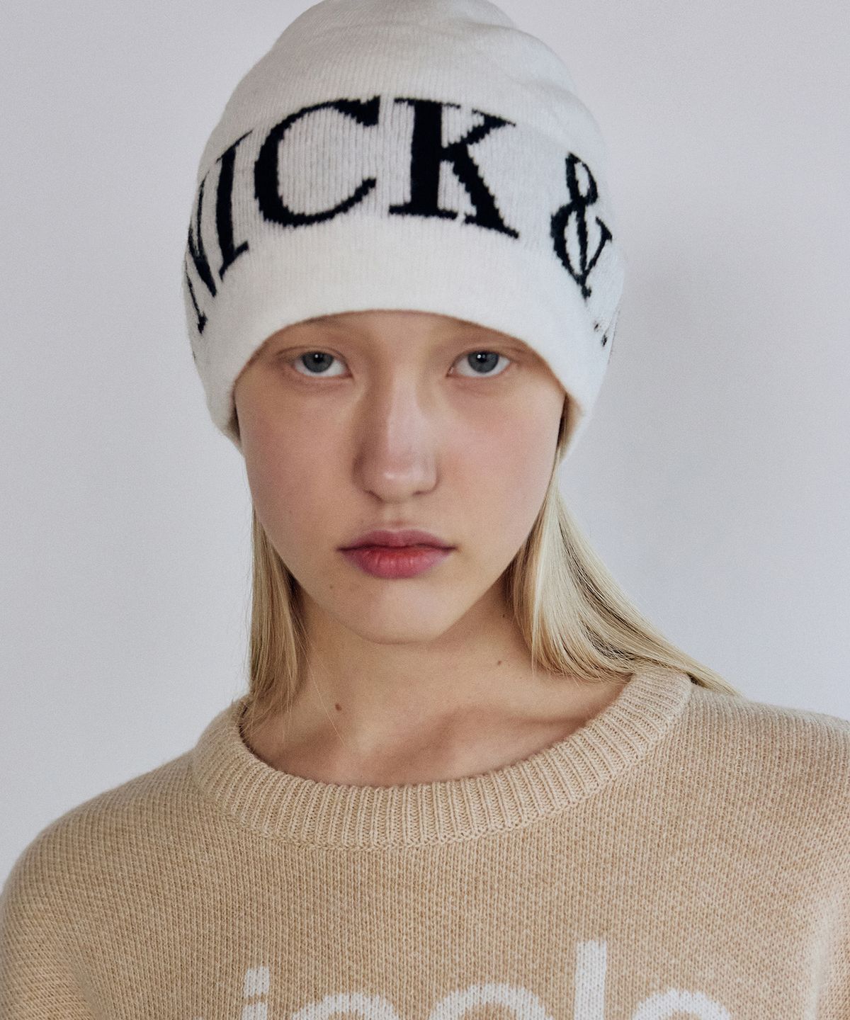 닉앤니콜(NICK&NICOLE) CASHMERE LETTERING JAQUARD BEANIE_IVORY