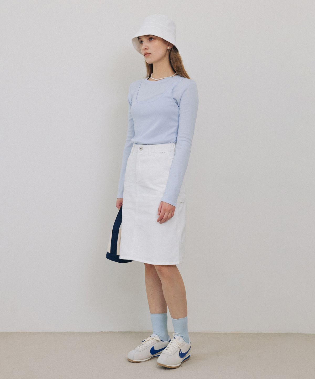 튜드먼트(TTUDEMENT) CARPENTER DENIM MIDI SKIRT WHITE