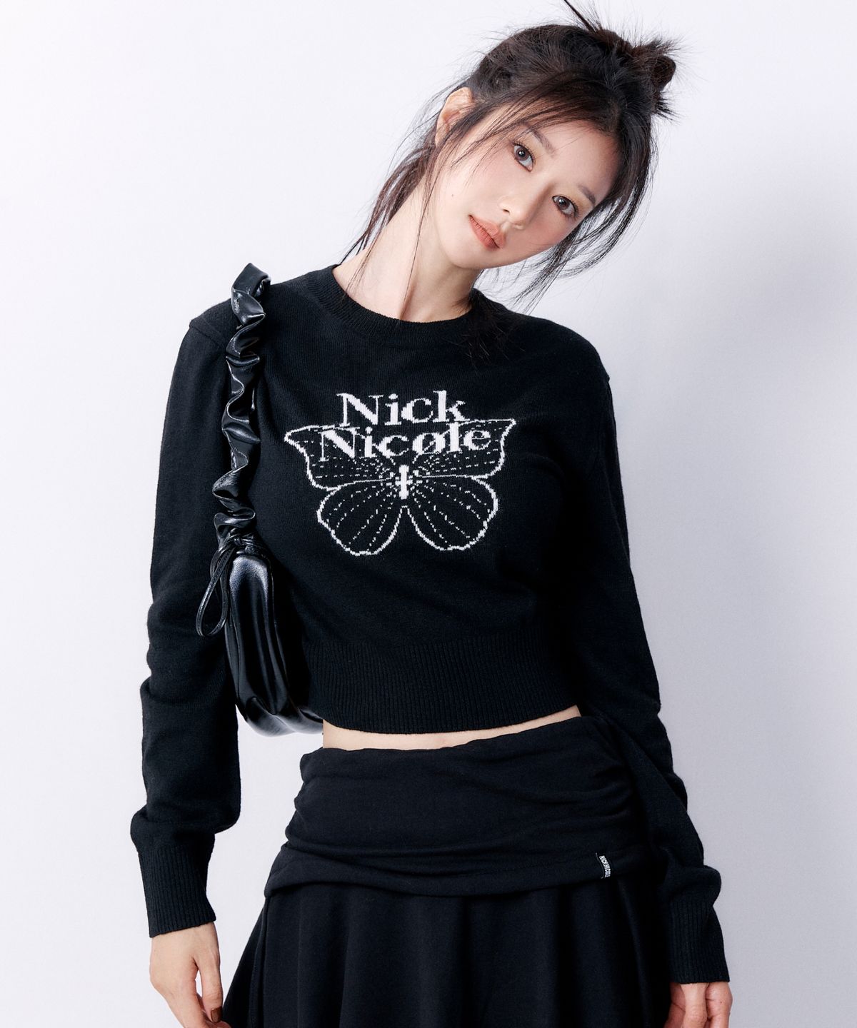 닉앤니콜(NICK&NICOLE) CASHMERE BUTTERFLY SIGNATURE CROP KNIT_BLACK