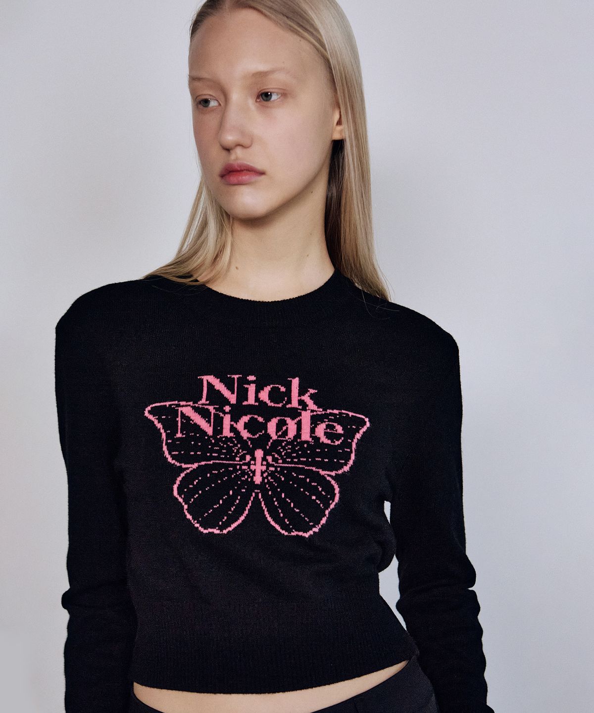 닉앤니콜(NICK&NICOLE) CASHMERE BUTTERFLY SIGNATURE CROP KNIT_BLACK PINK