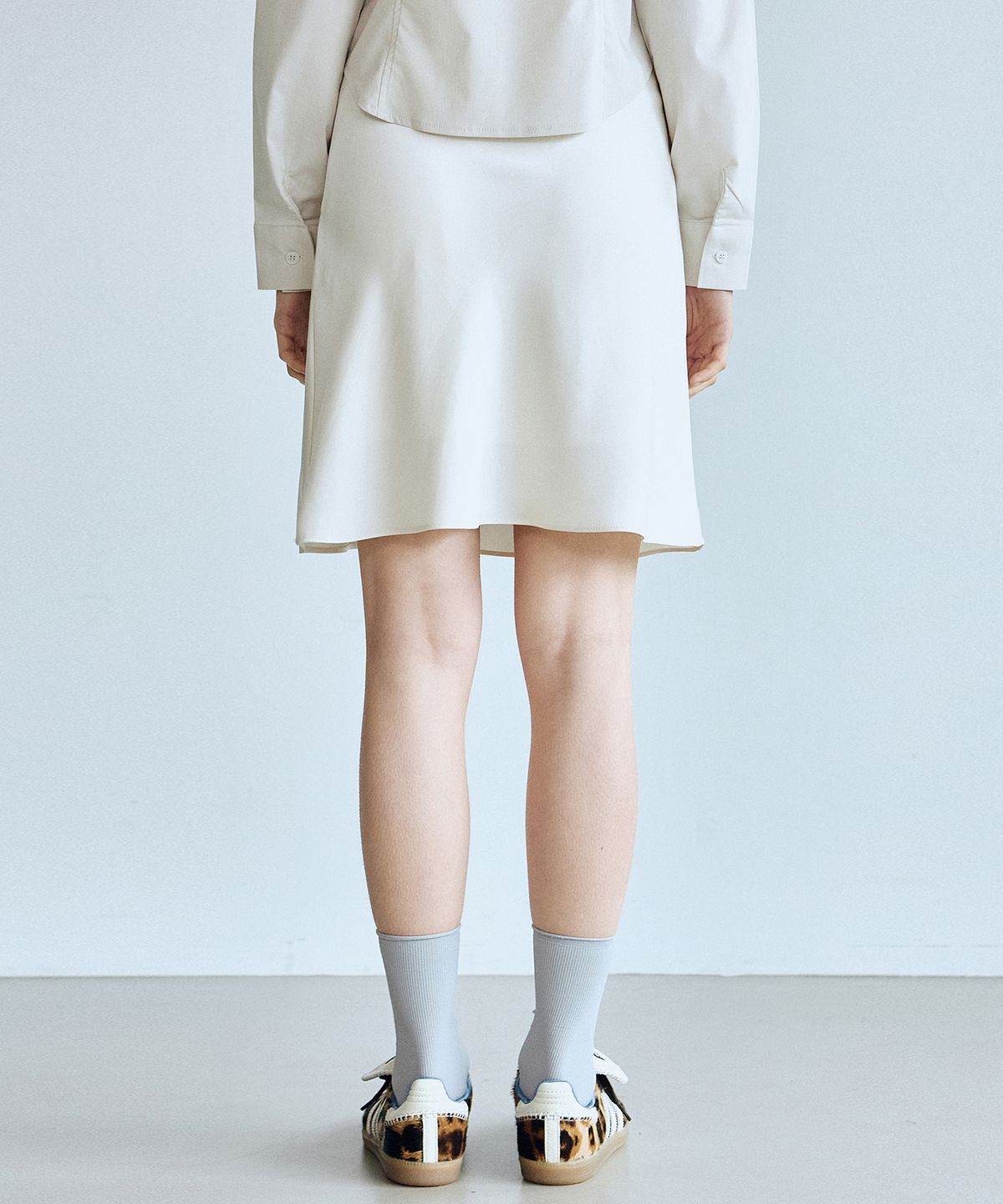 닉앤니콜(NICK&NICOLE) MINI SATIN FLARE SKIRT_CREAM