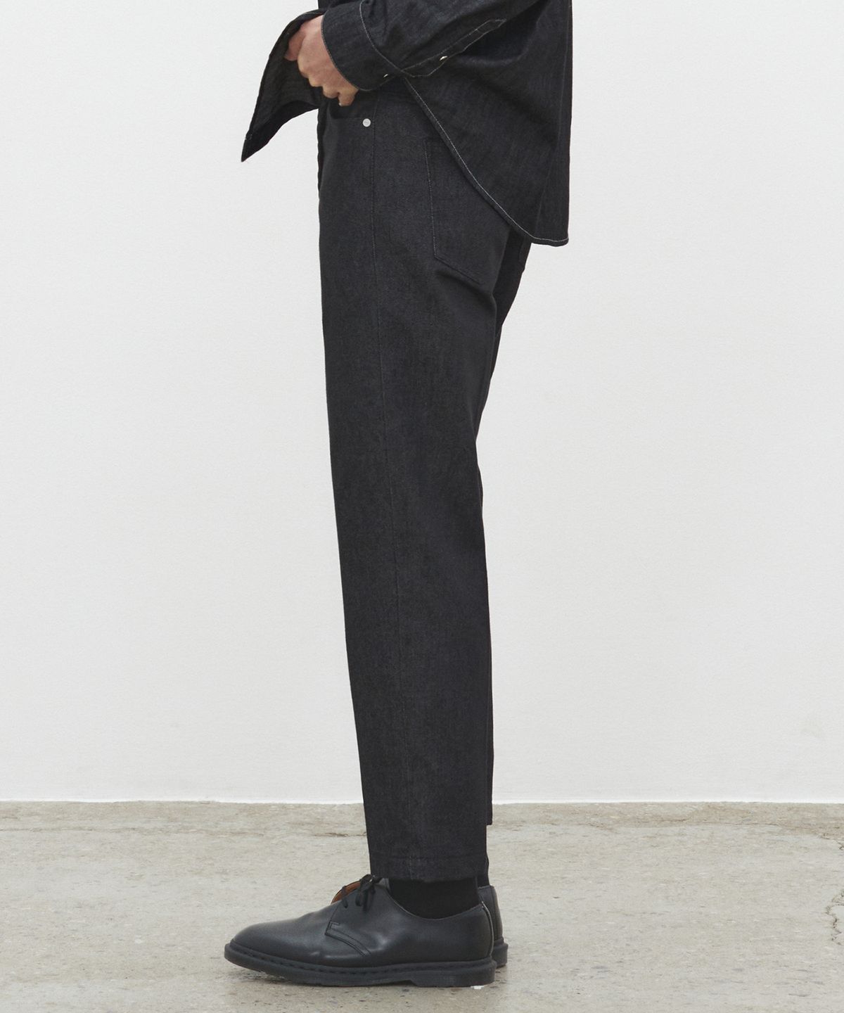 데케트(DECET) Dawn Cropped Tapered Jeans DCPT001CPBlack2