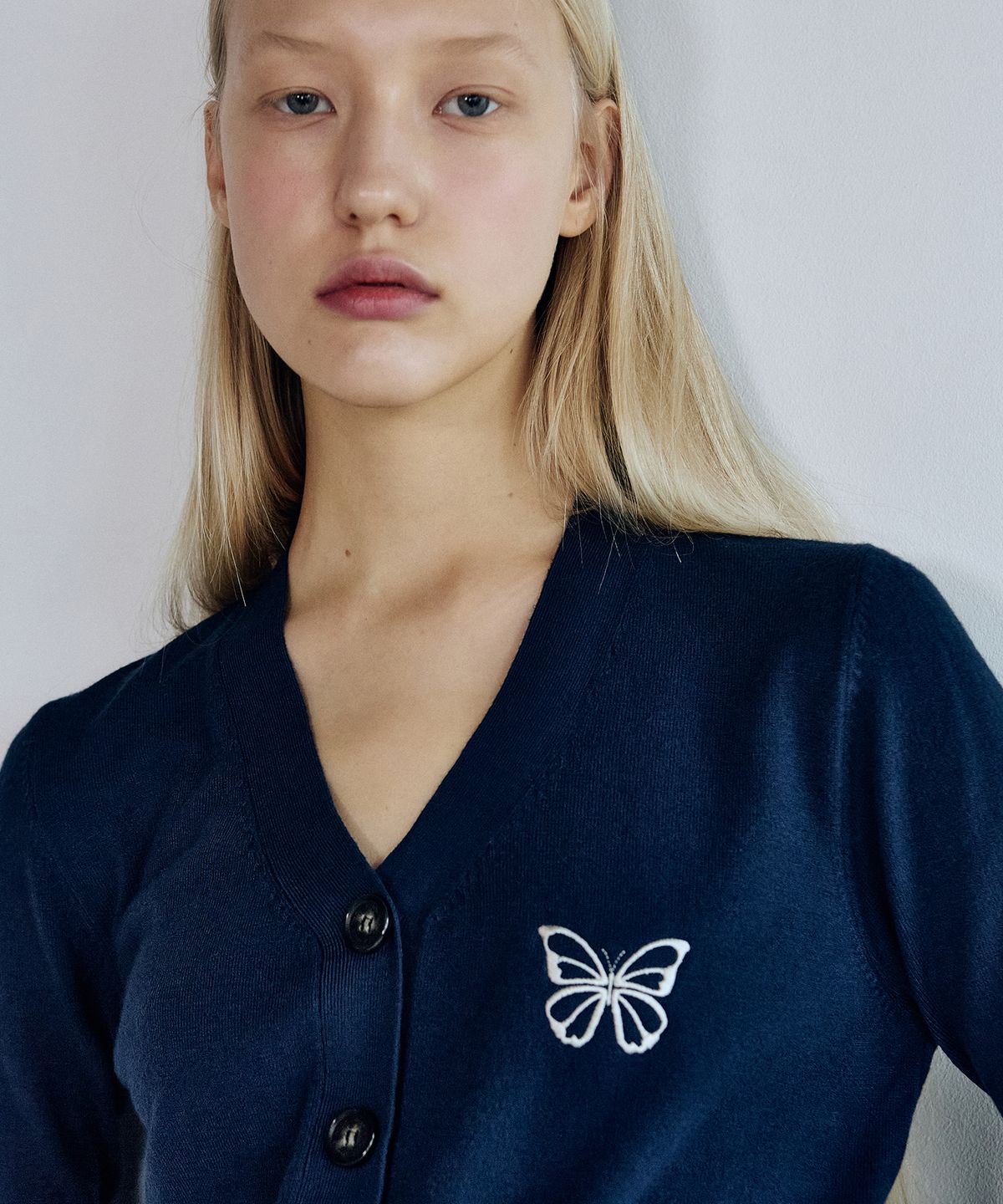 닉앤니콜(NICK&NICOLE) MINIMAL V NECK BUTTERFLY CARDIGAN_NAVY