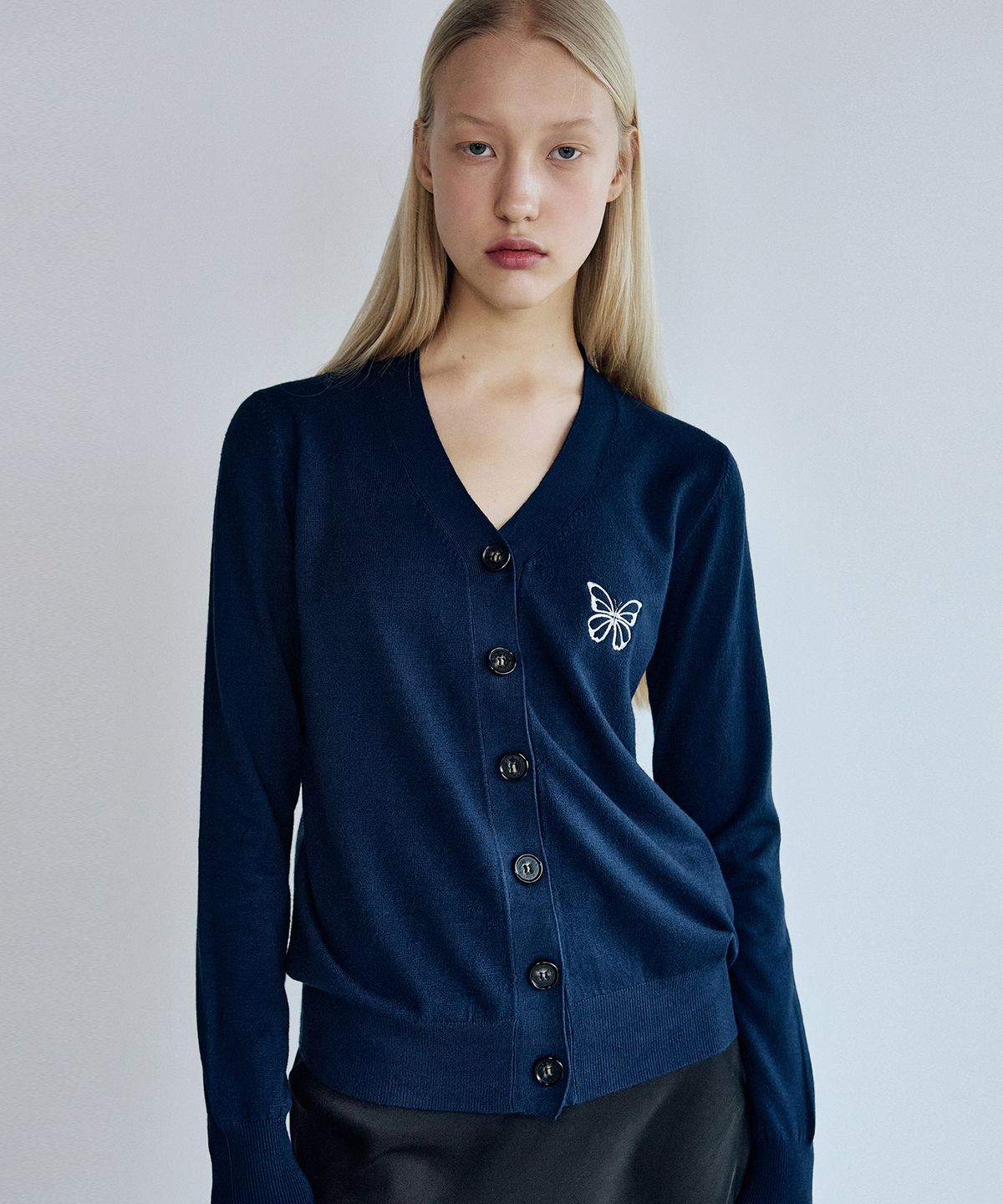 닉앤니콜(NICK&NICOLE) MINIMAL V NECK BUTTERFLY CARDIGAN_NAVY