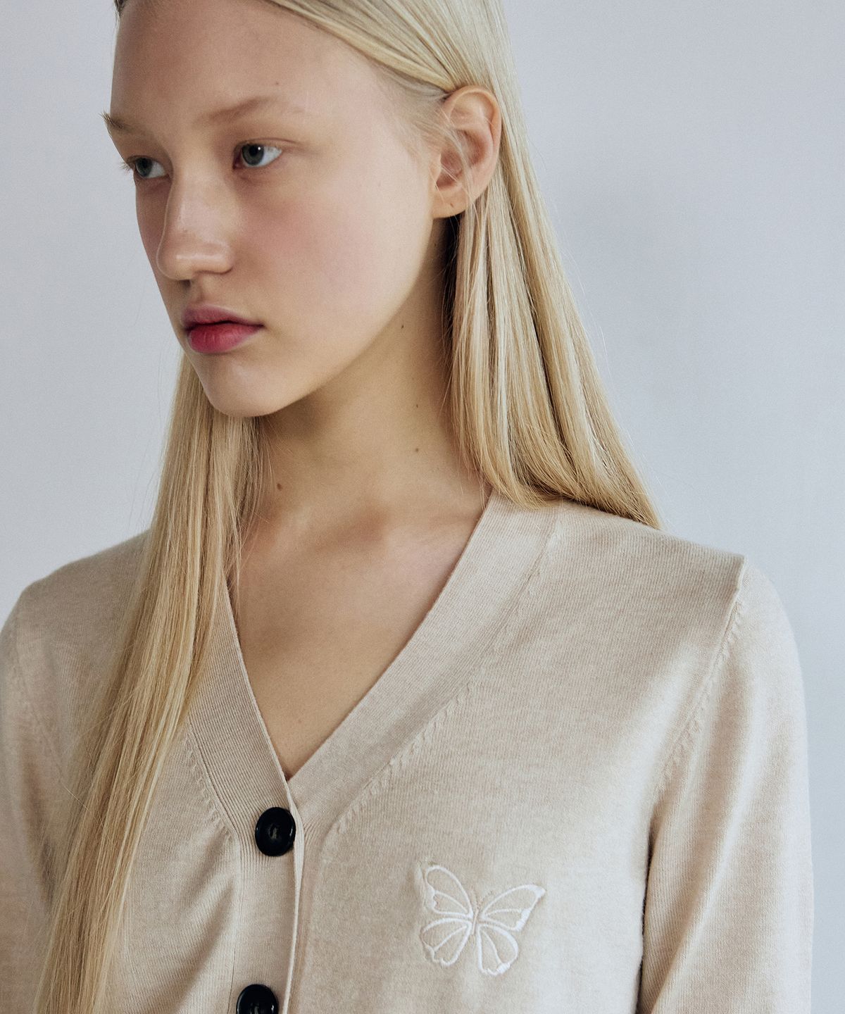 닉앤니콜(NICK&NICOLE) MINIMAL V NECK BUTTERFLY CARDIGAN_BEIGE