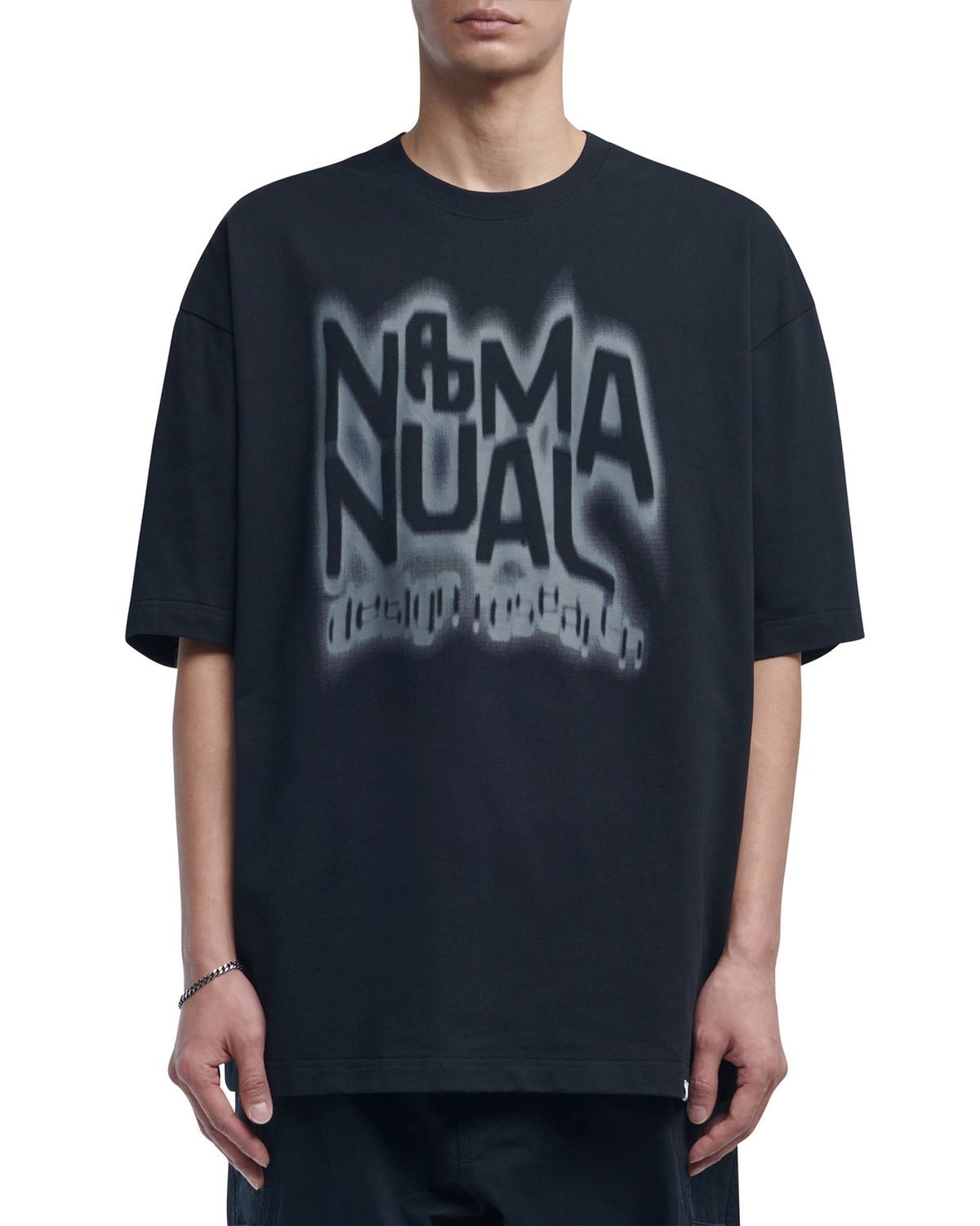 노매뉴얼(NOMANUAL) BUZZ T-SHIRT - BLACK